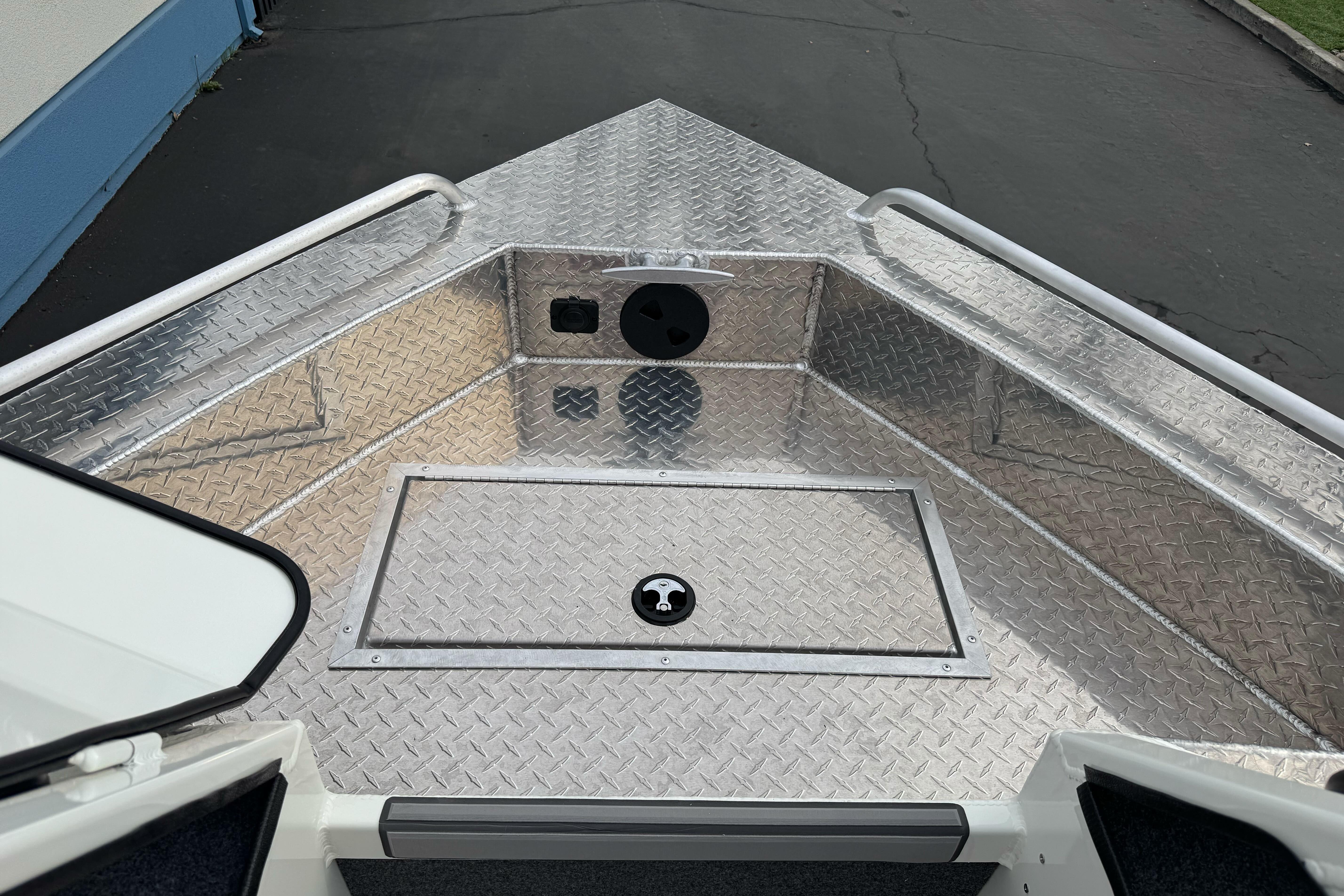 2026 Lund 185 Heavy Gauge boat deck with diamond plate finish.
