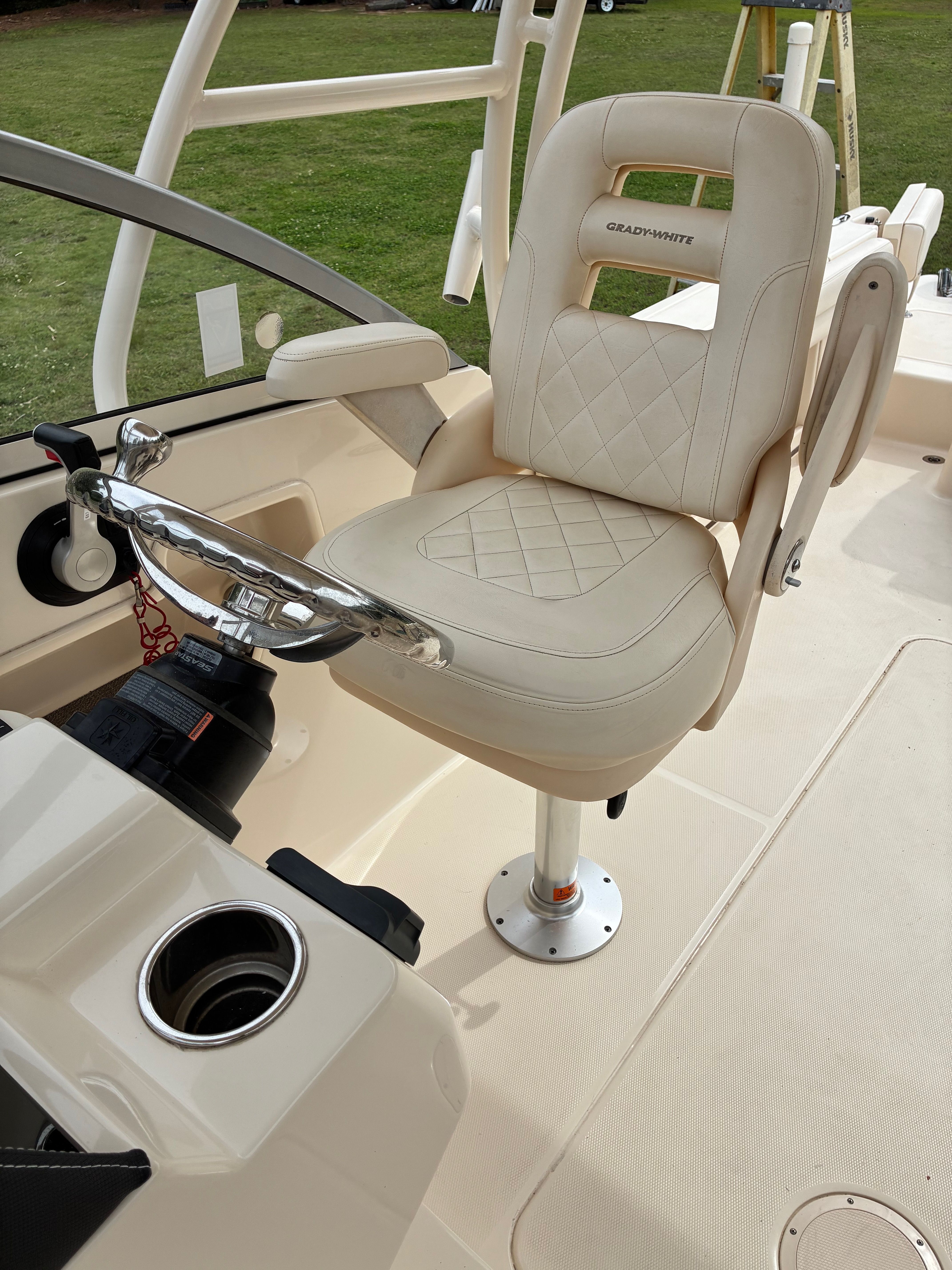 Grady-White Freedom235 2018 boat seat and helm station.