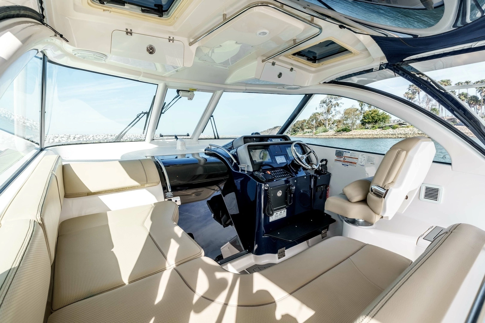 2018 Pursuit 385 Offshore - Image 23