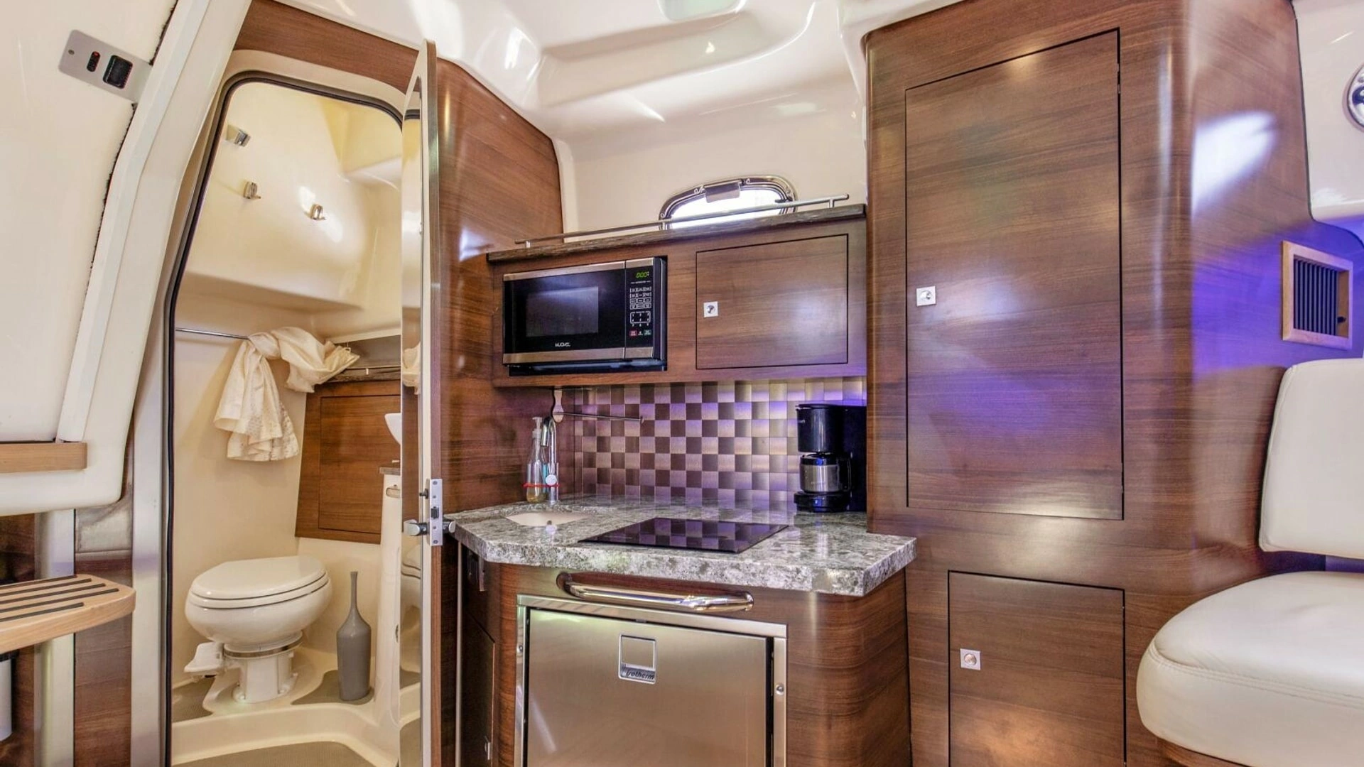 2019 Boston Whaler 345 CONQUEST - Image 10