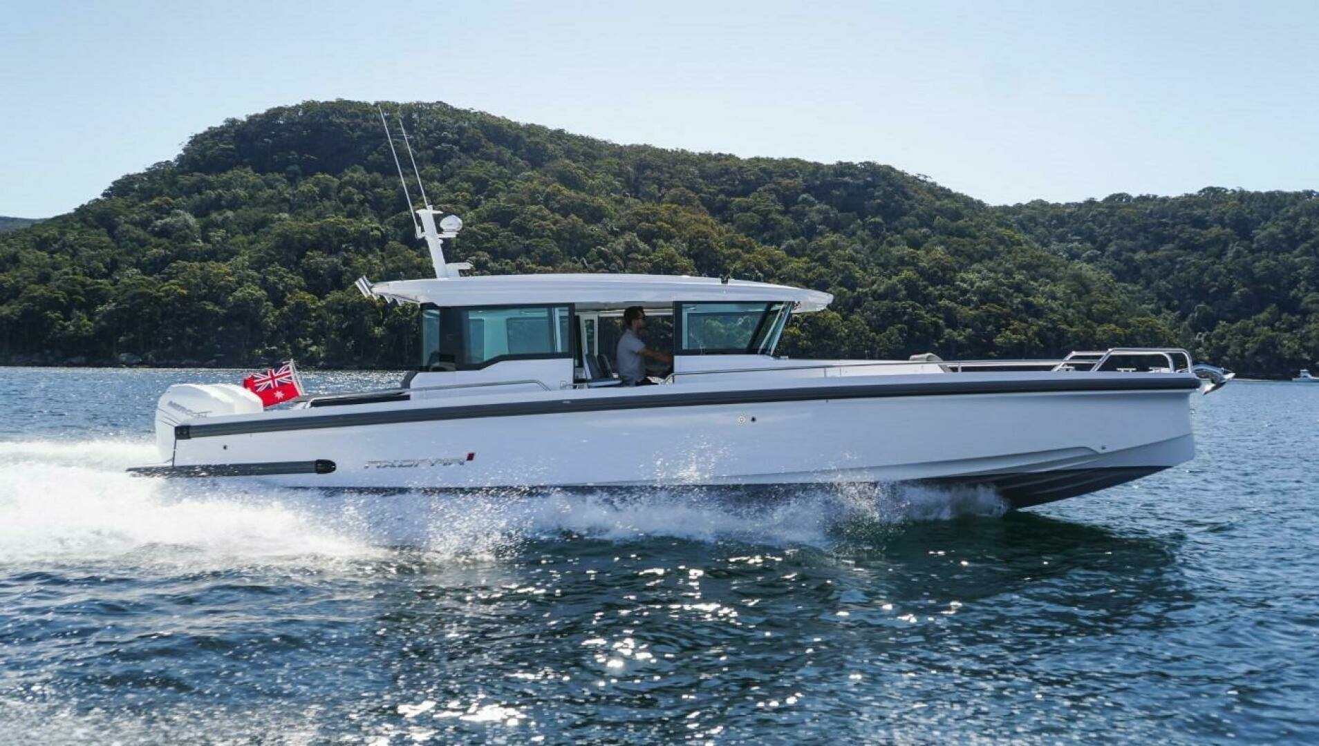 2024 Axopar 37XC CROSS CABIN - Image 11