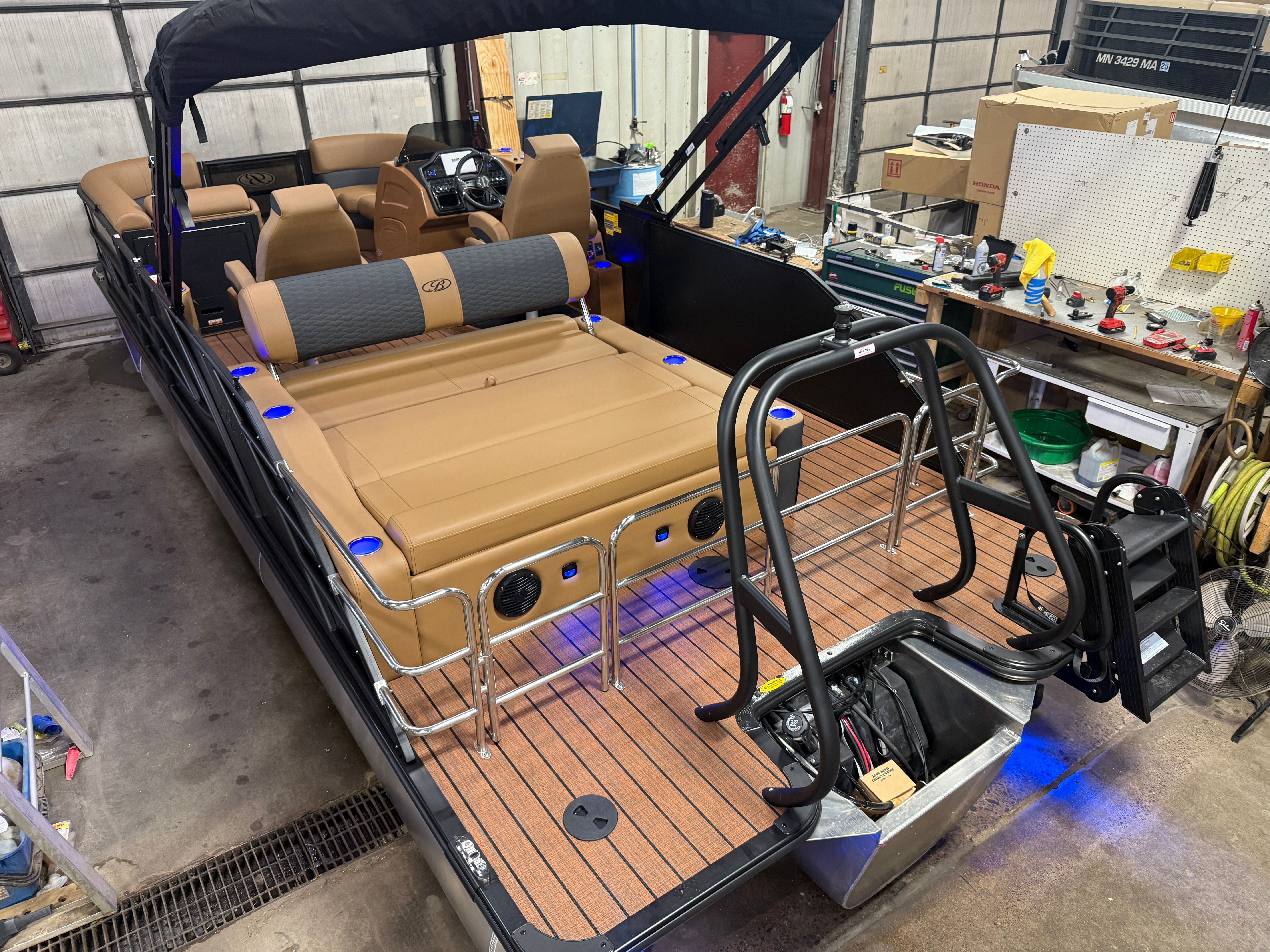 2026 Bentley Pontoons Elite 200HP 223 Swingback Tritoon