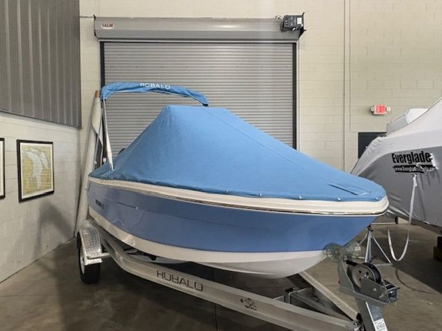 2025 Robalo R160 Center Console - 2