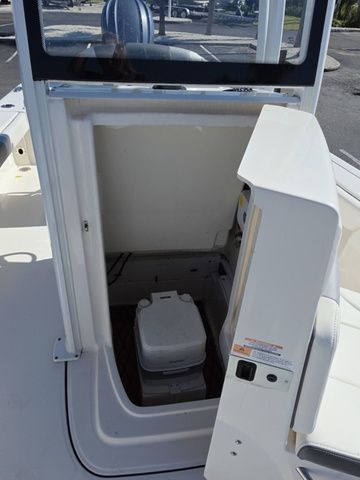 2023 Robalo 246 Cayman - 21
