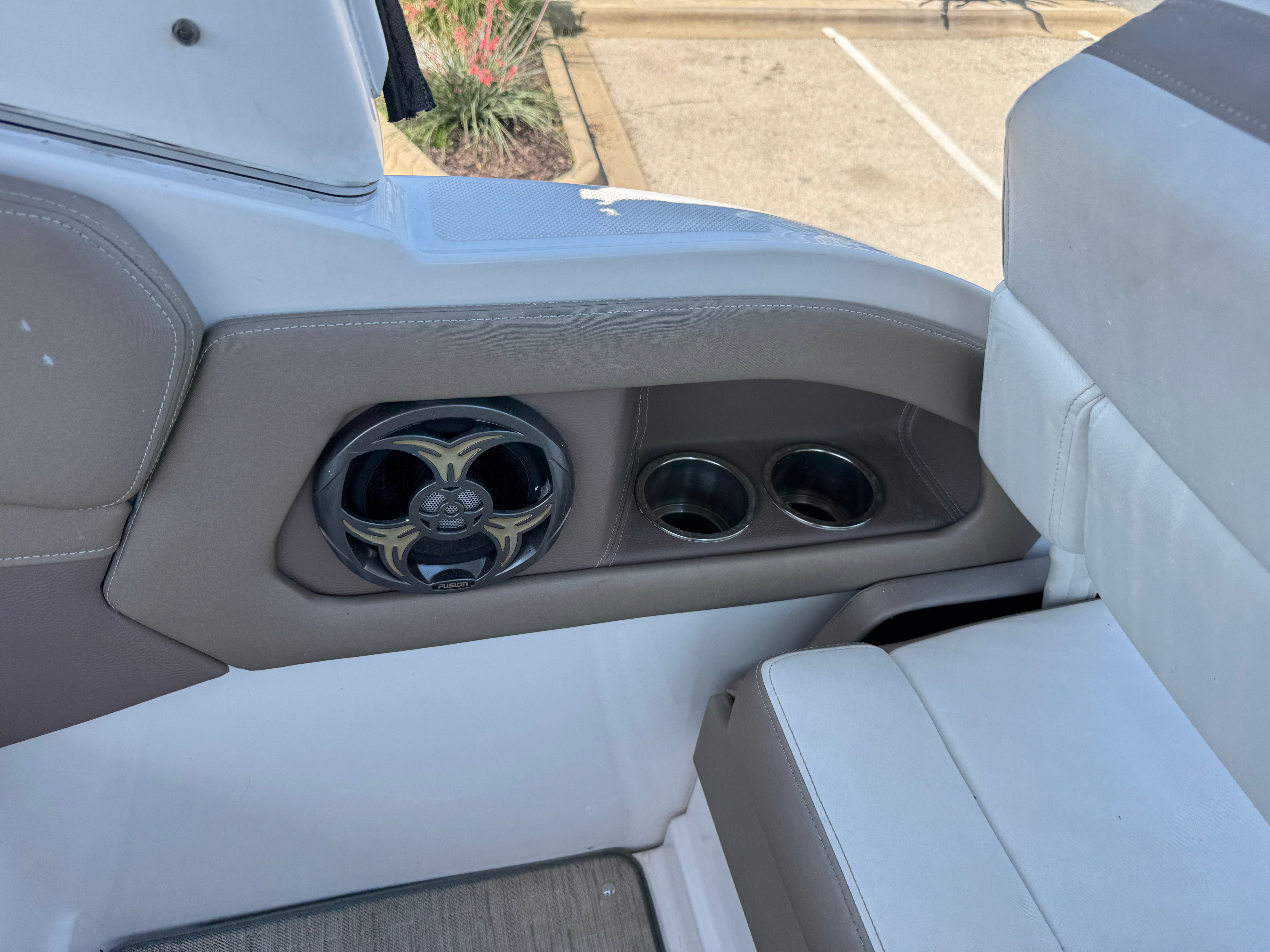 2016 REGAL 28 EXPRESS - Image 32