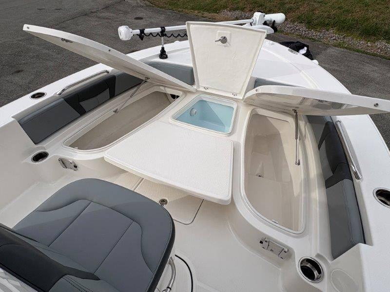 2025 Robalo 226 Cayman - 26