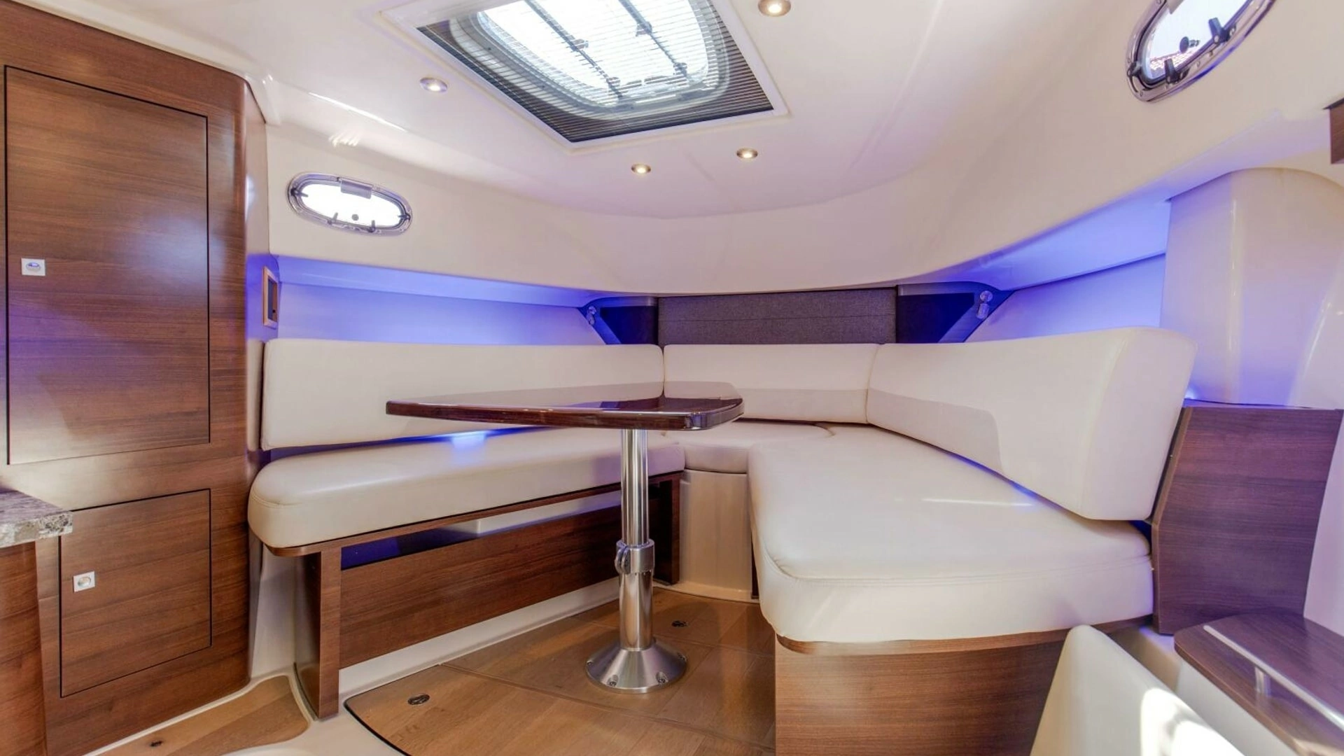 2019 Boston Whaler 345 CONQUEST - Image 5