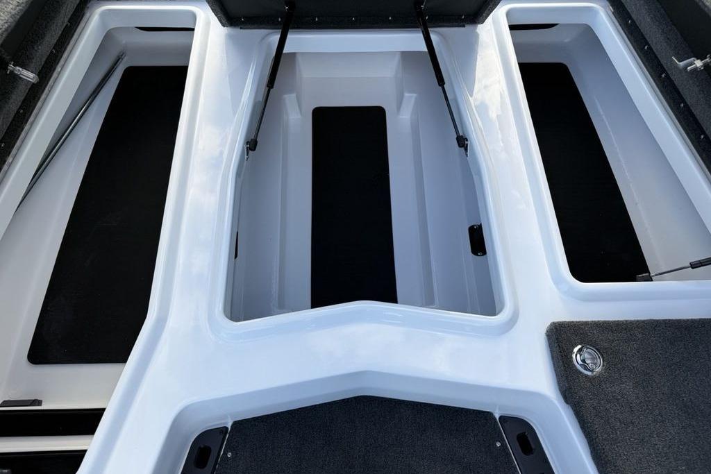 2026 Skeeter ZXR19 SE boat storage compartments, open and spacious design.