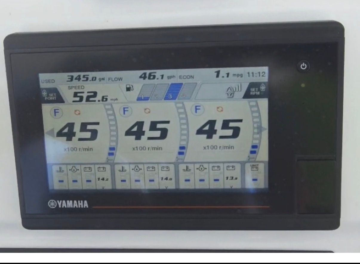 Yamaha display on 2019 Contender 35 ST, showing speed and fuel consumption.