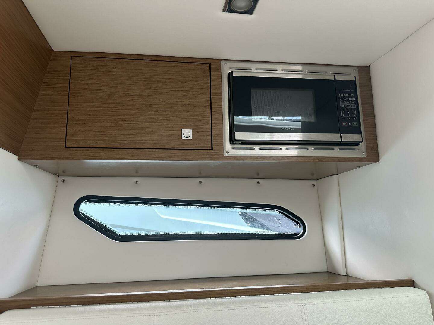 2019 Cruisers Yachts 338 Outboard - Image 24