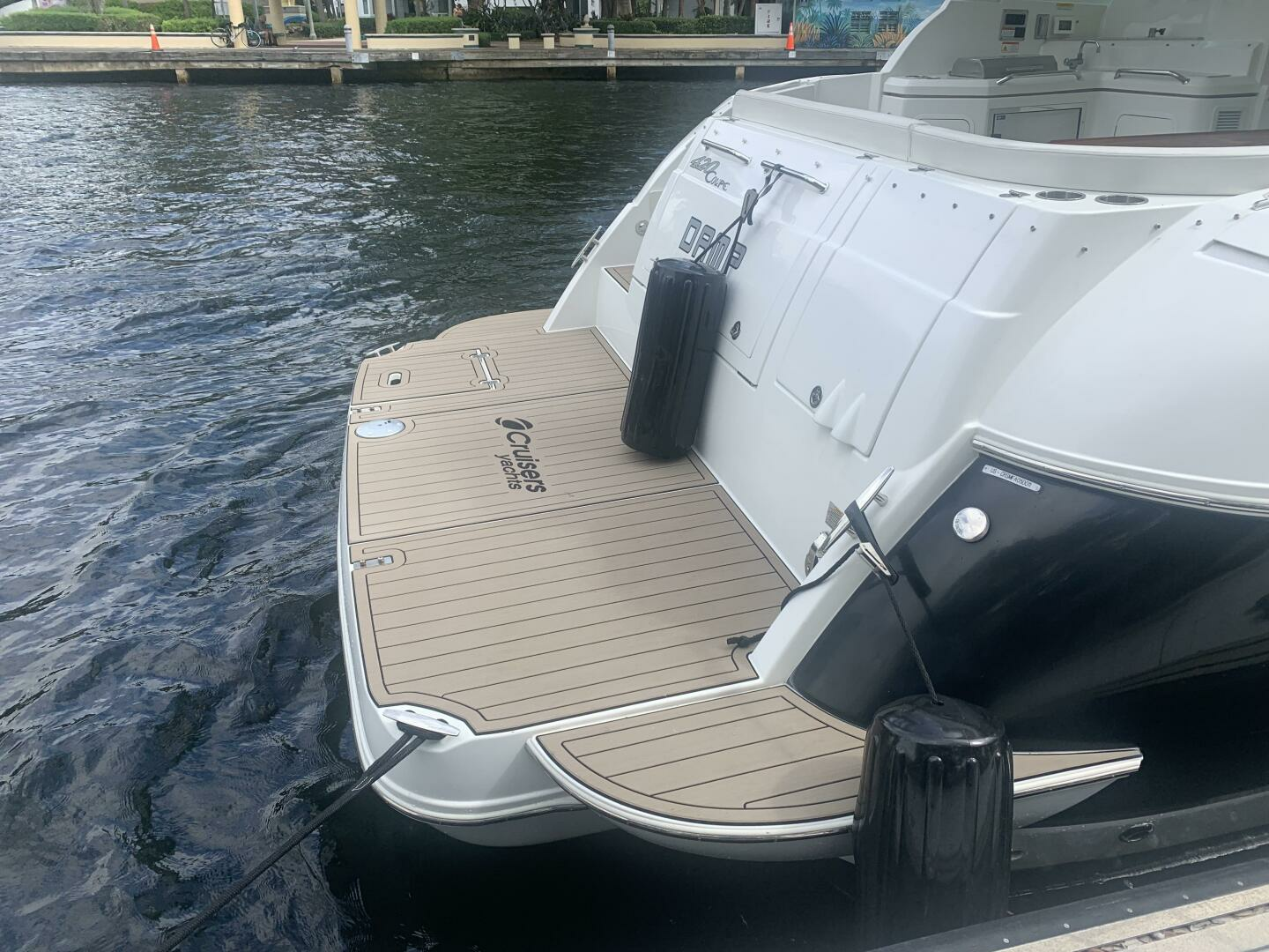 2011 Cruisers Yachts 420 Sports Coupe - Image 7