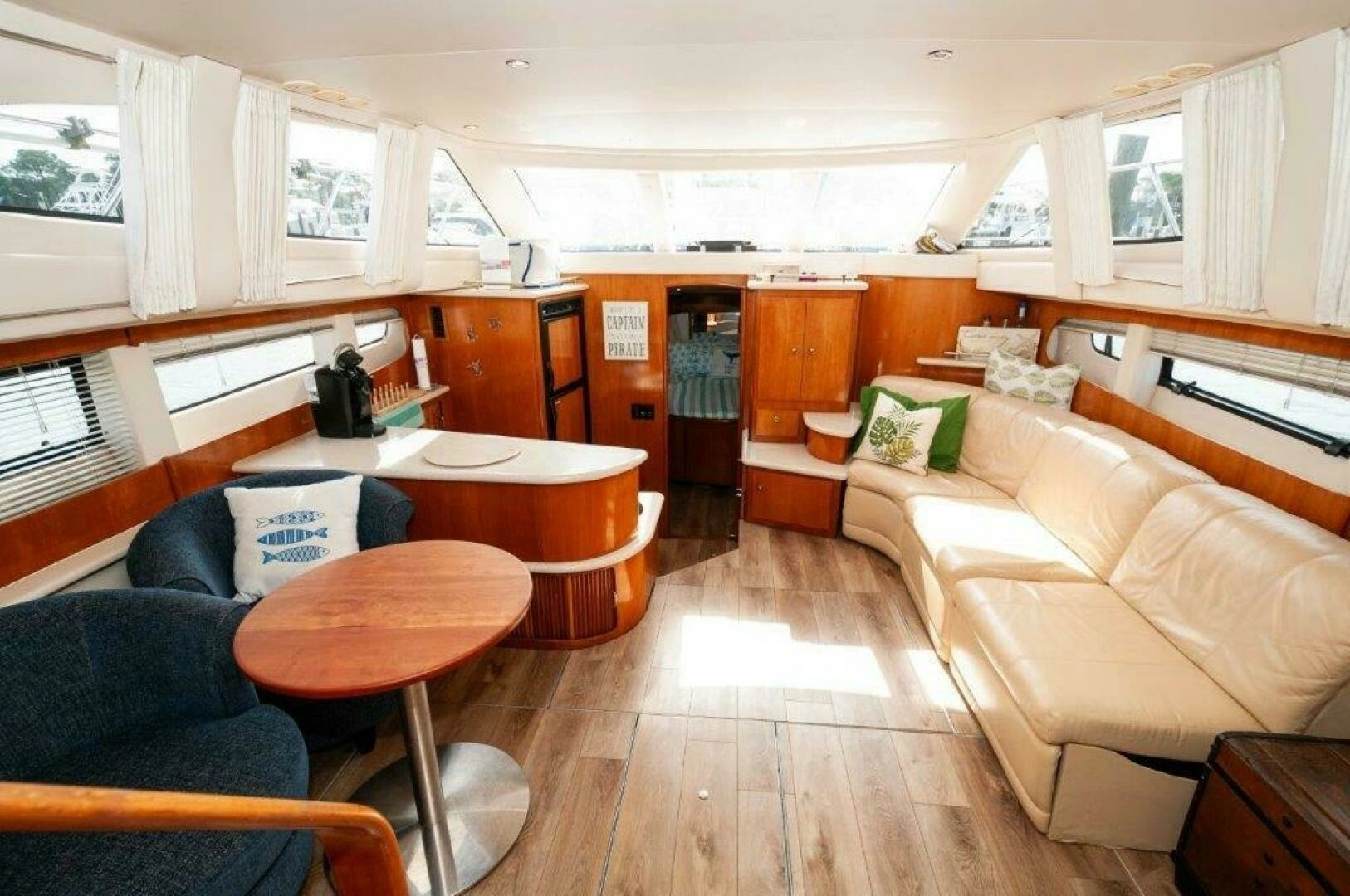 2002 Carver 444 Cockpit Motor Yacht - Image 2