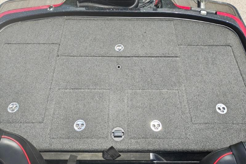 2022 Nitro Z21 XL Pro boat deck with storage compartments and carpeted surface.