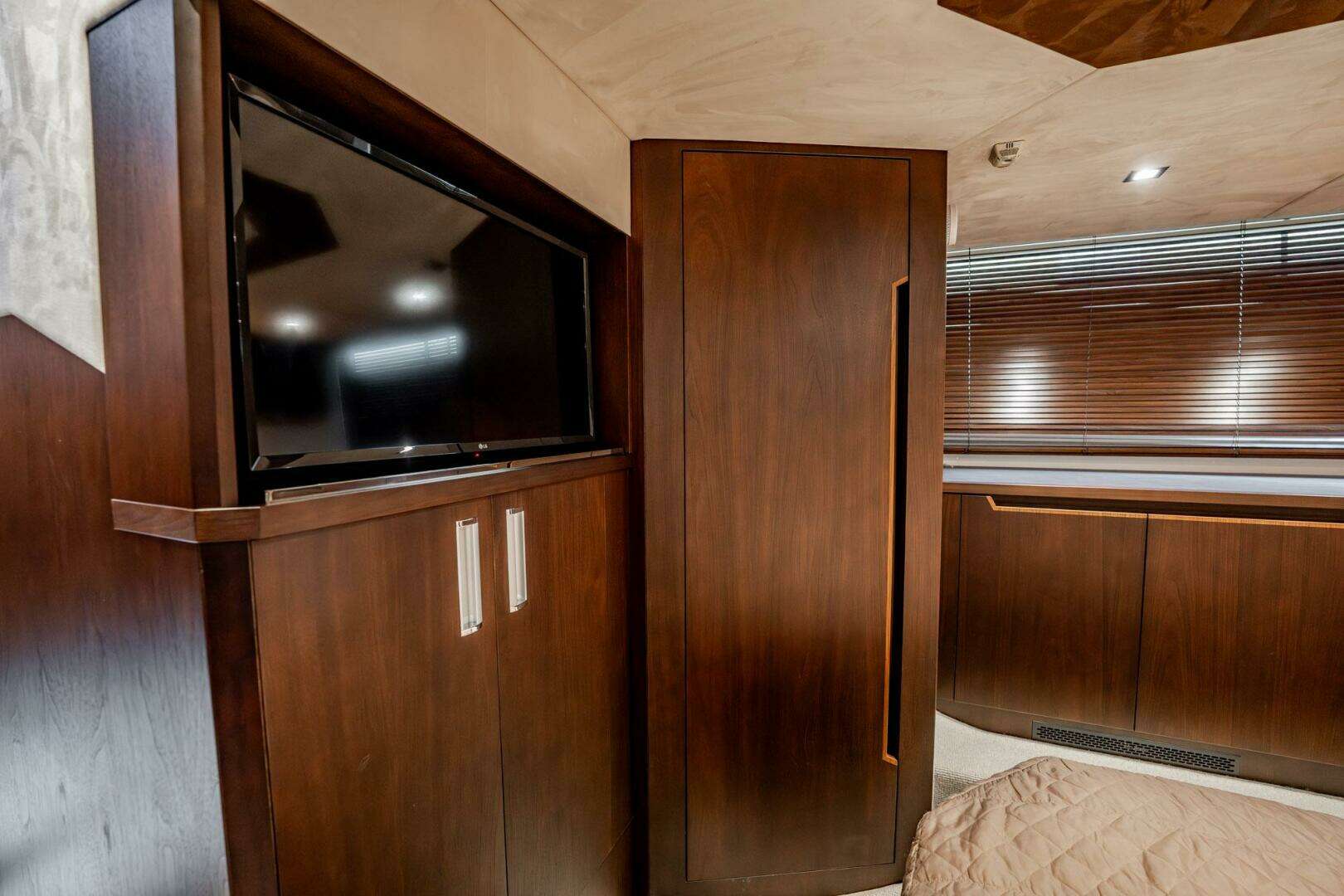 2017 Galeon 510 Skybridge - Image 37