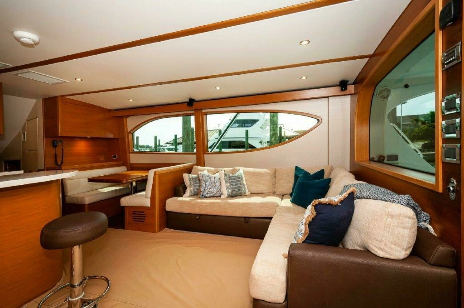 2016 Hatteras GT60 - Image 10