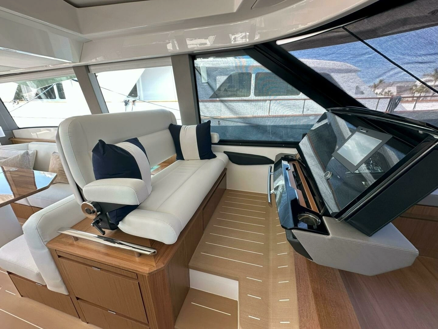 2025 Tiara Yachts EX 60 - Image 19