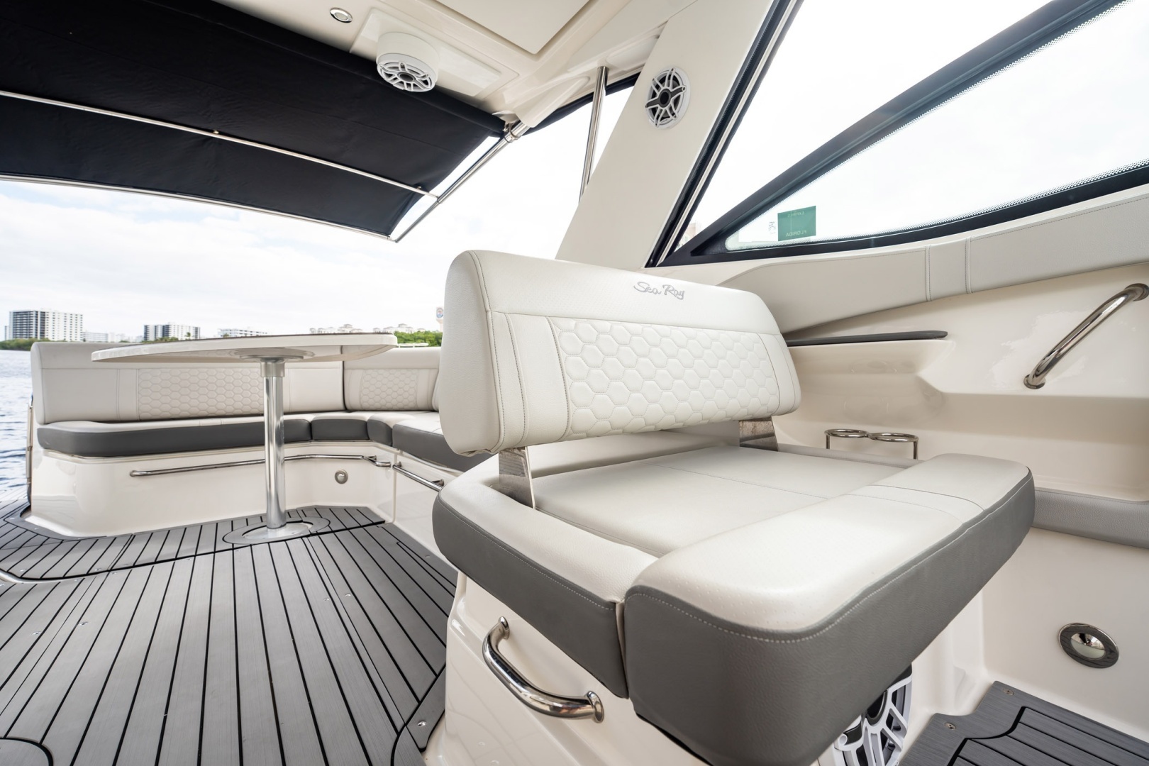 2021 Sea Ray Sundancer 320 Outboard - Image 18