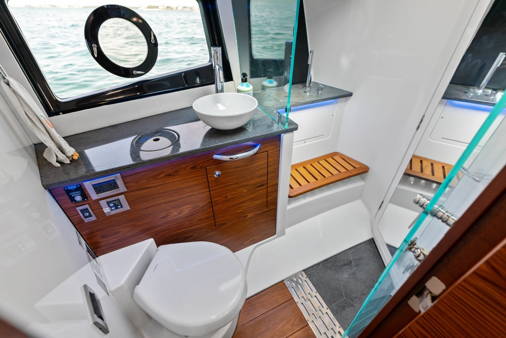 2023 Boston Whaler 405 Conquest - Image 35