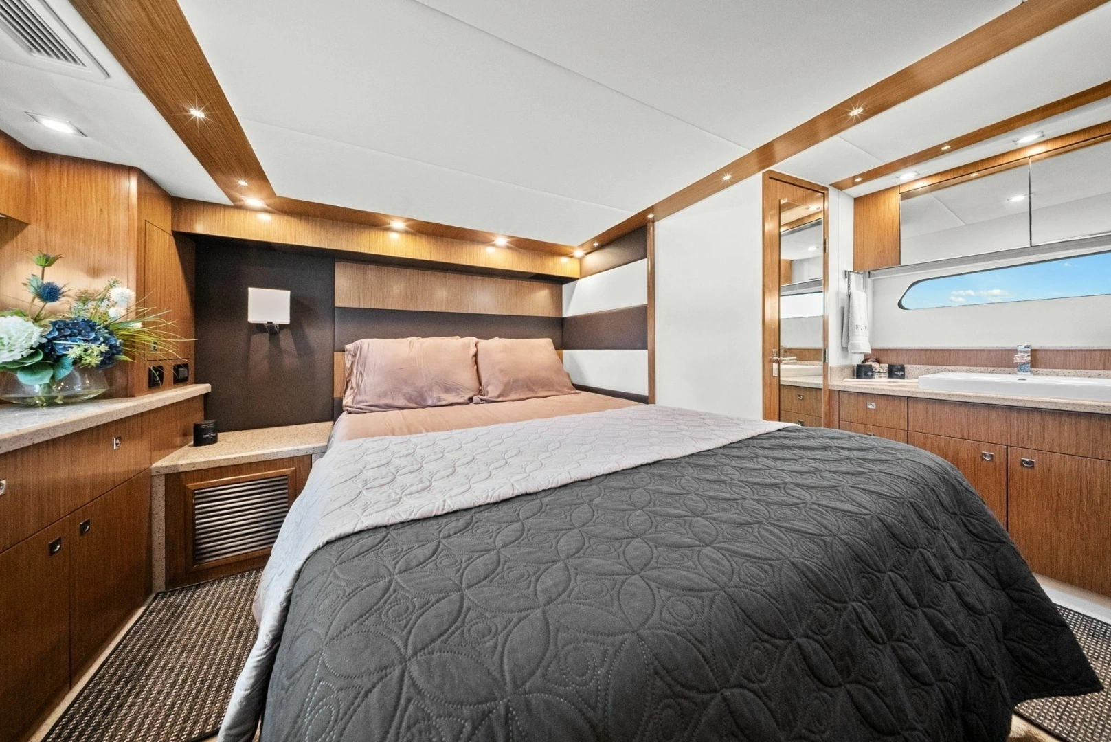 2014 Cruisers Yachts 48 Cantius - Image 31