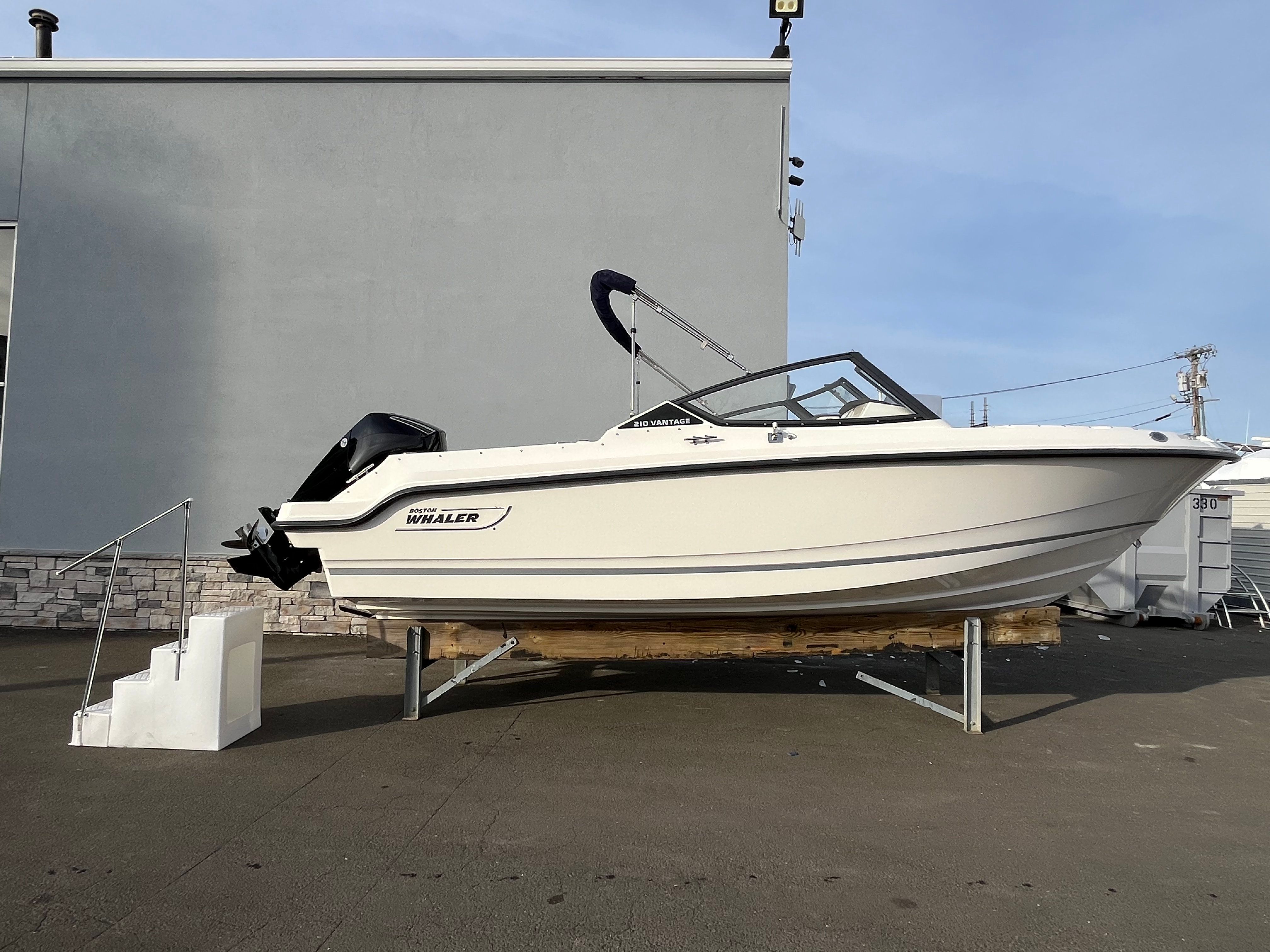 2026 Boston Whaler 210 Vantage