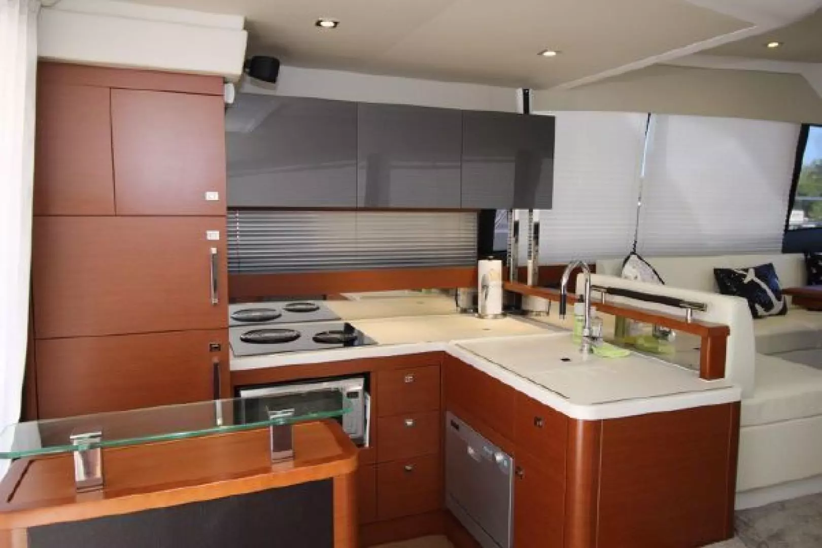 2015 Prestige 550 - Image 6