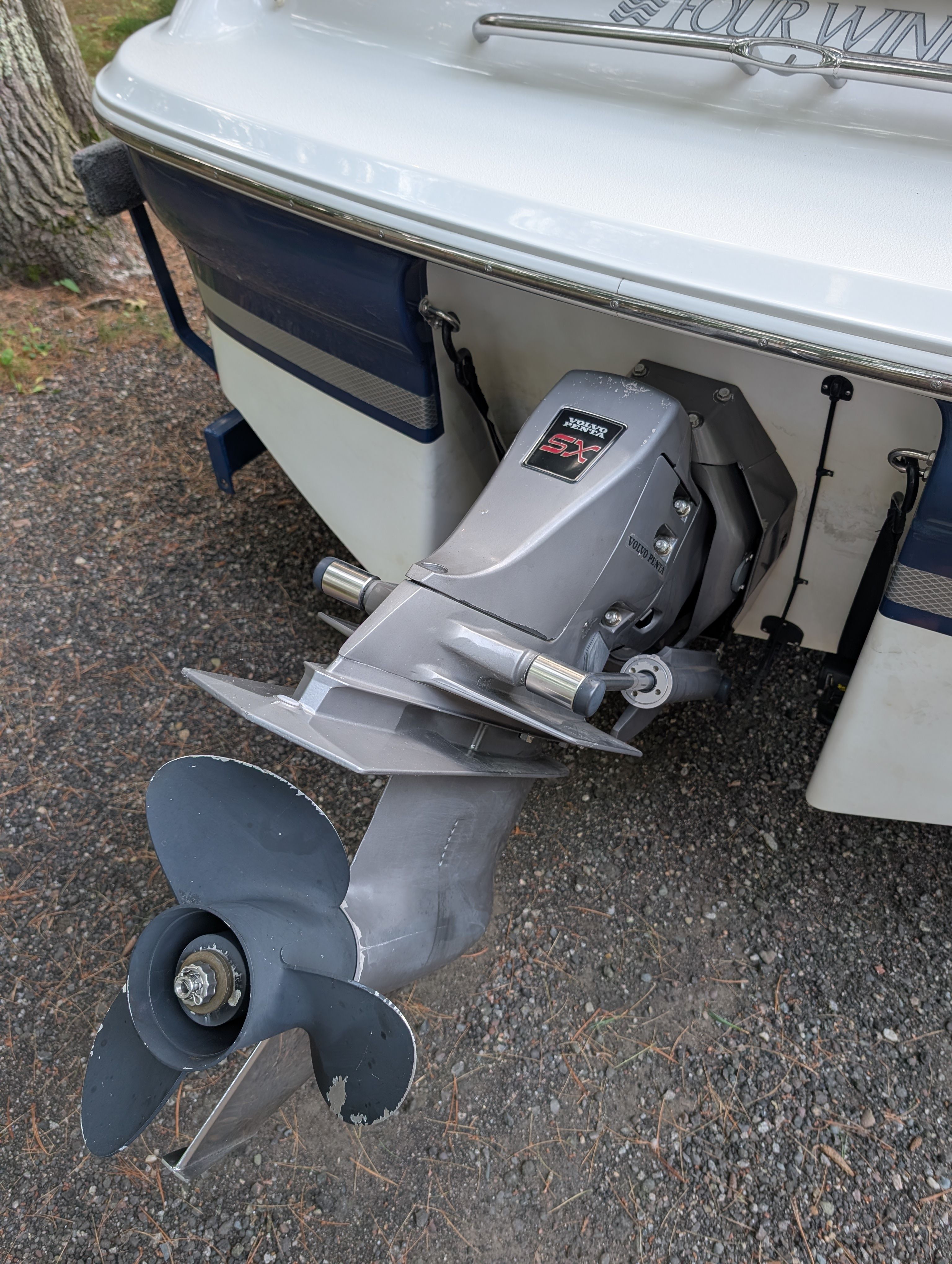 Rear view of a Four Winns 190 Horizon boat with an outboard motor.