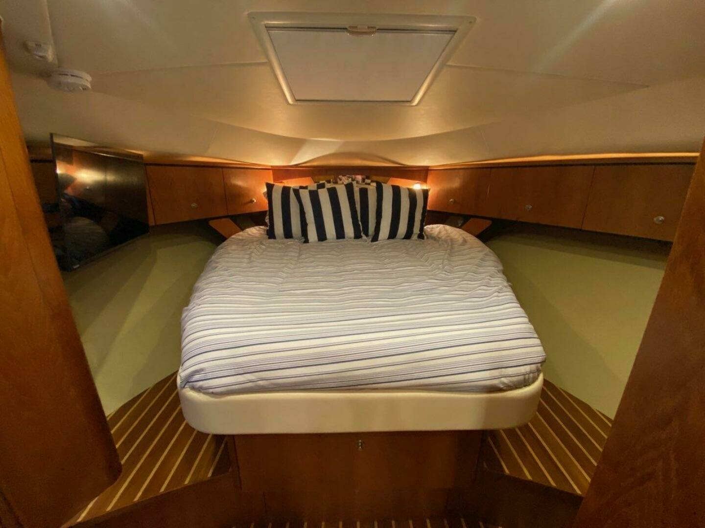 2009 Tiara Yachts 4300 Sovran - Image 16