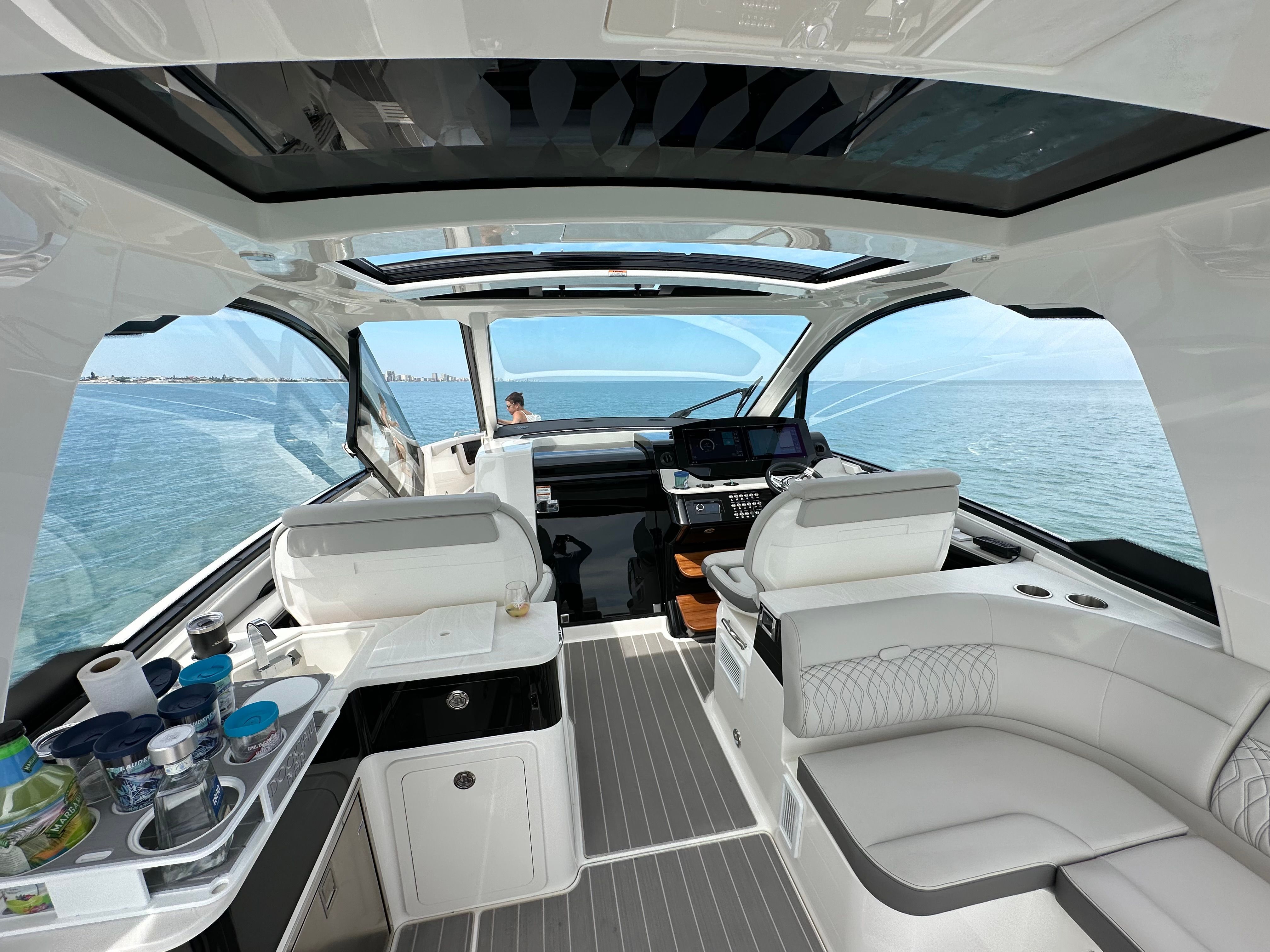 2023 Sea Ray Sundancer 370 Outboard - 4