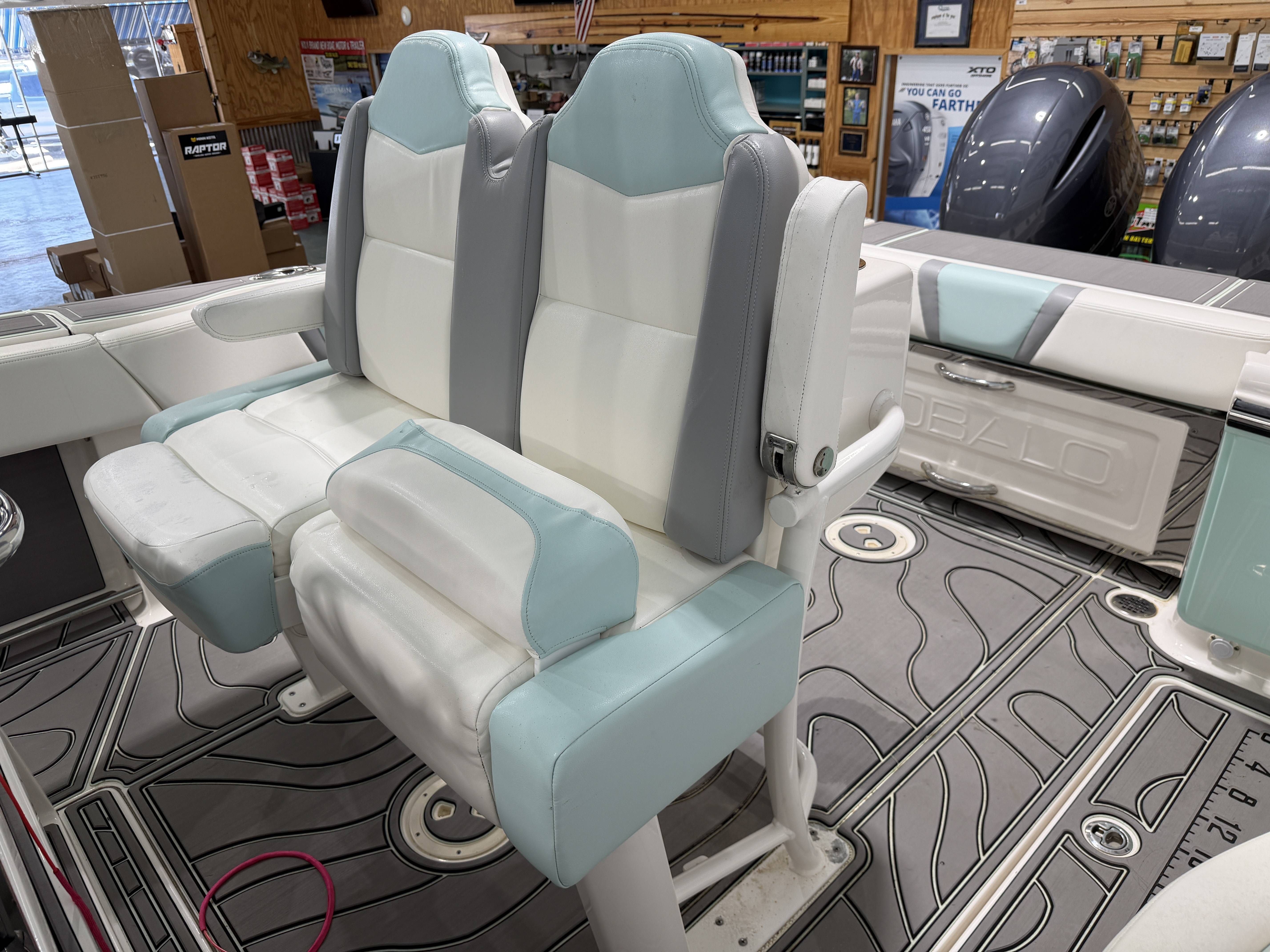 2023 Robalo R250 Center Console - 21
