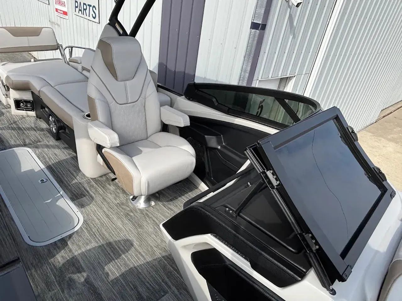 2025 Avalon Catalina Platinum Quad Lounge Shift Windshield 2585 - 7