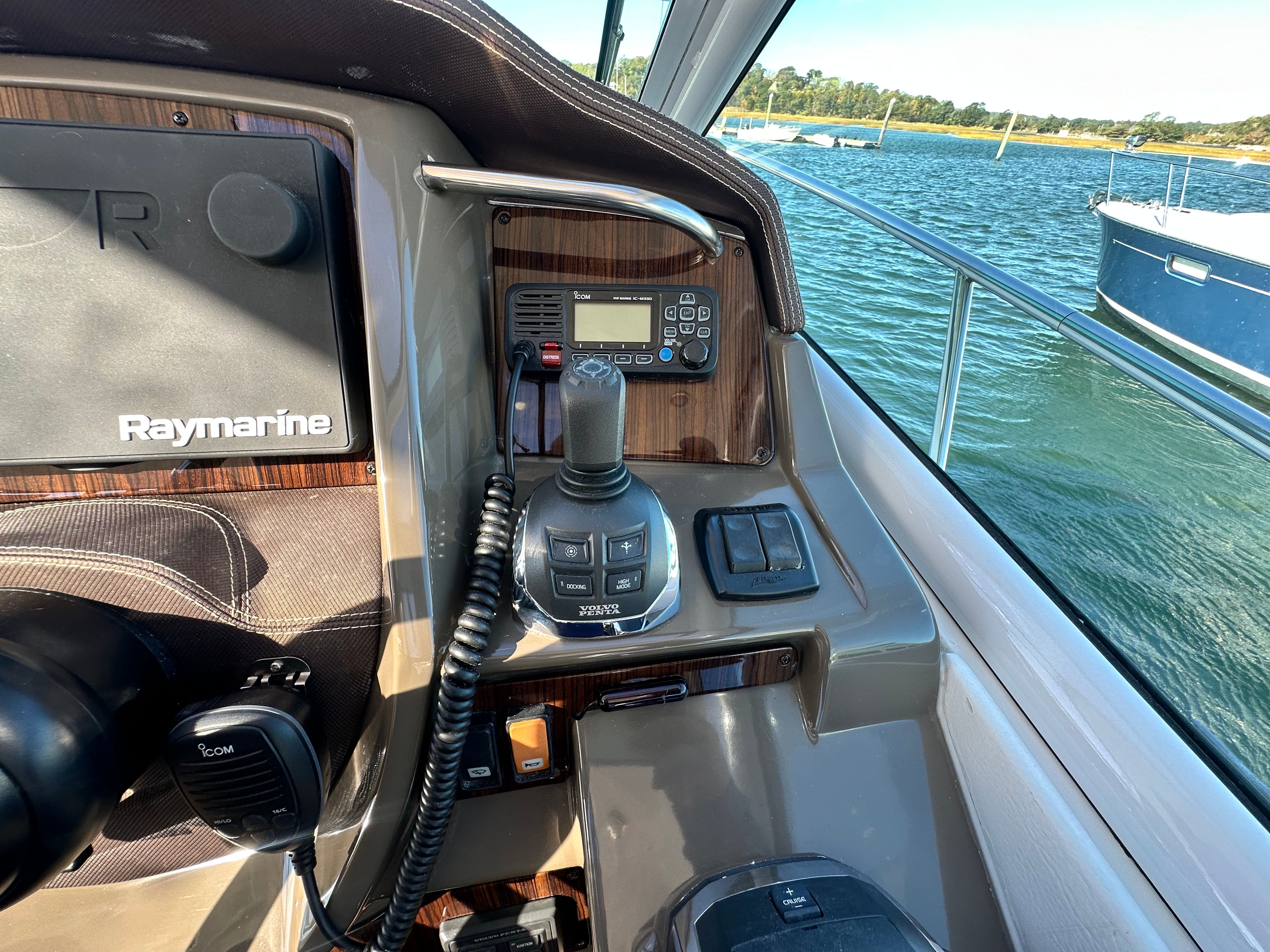 2014 Cruisers Yachts 380 Express - 17