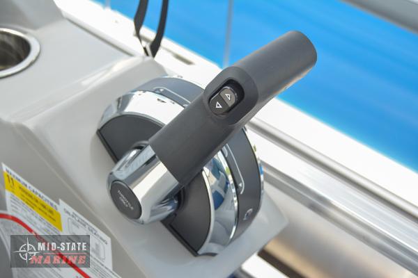 Throttle control of 2024 Lowe Ultra 200 Cruise boat.