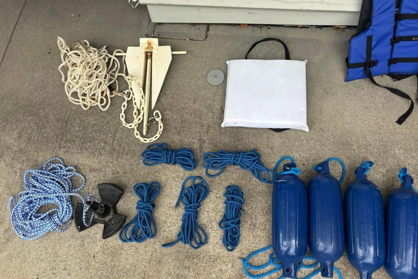 Boat accessories for Chaparral 19 H2O Ski & Fish 2012, including ropes, anchors, and fenders.