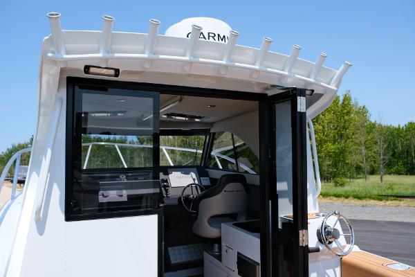 Makaira Gen3 800 boat interior, 2023 model, featuring modern helm and seating.