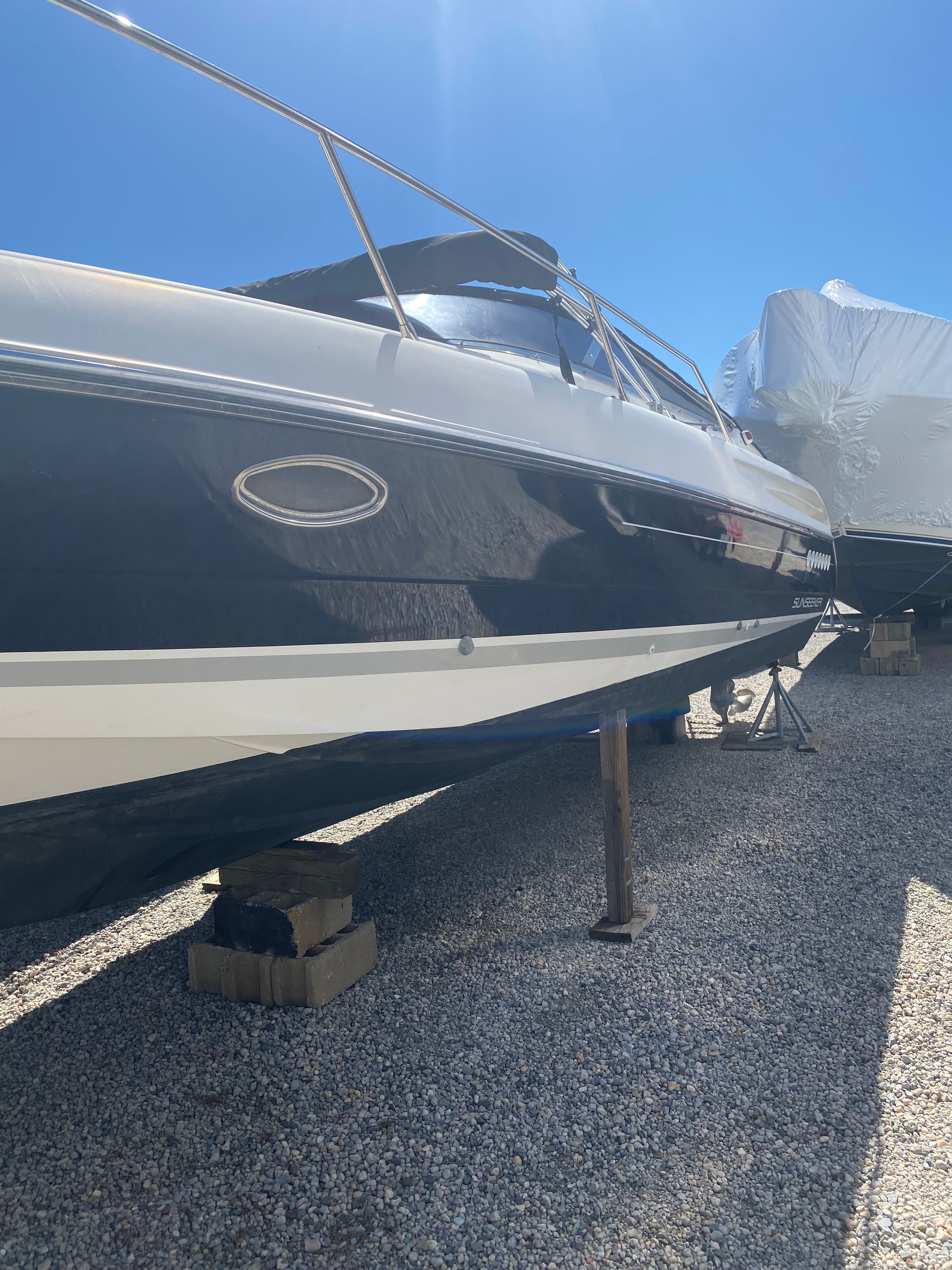 1994 Sunseeker Hawk 31 boat on gravel, out of water.