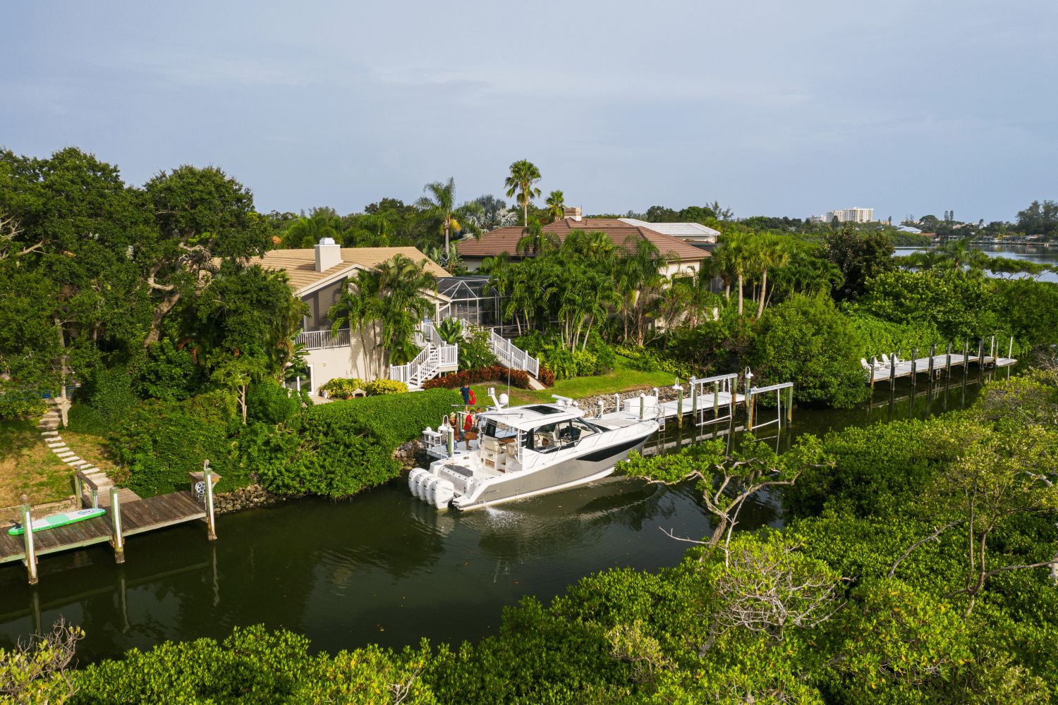 2025 Boston Whaler 405 Conquest - 13