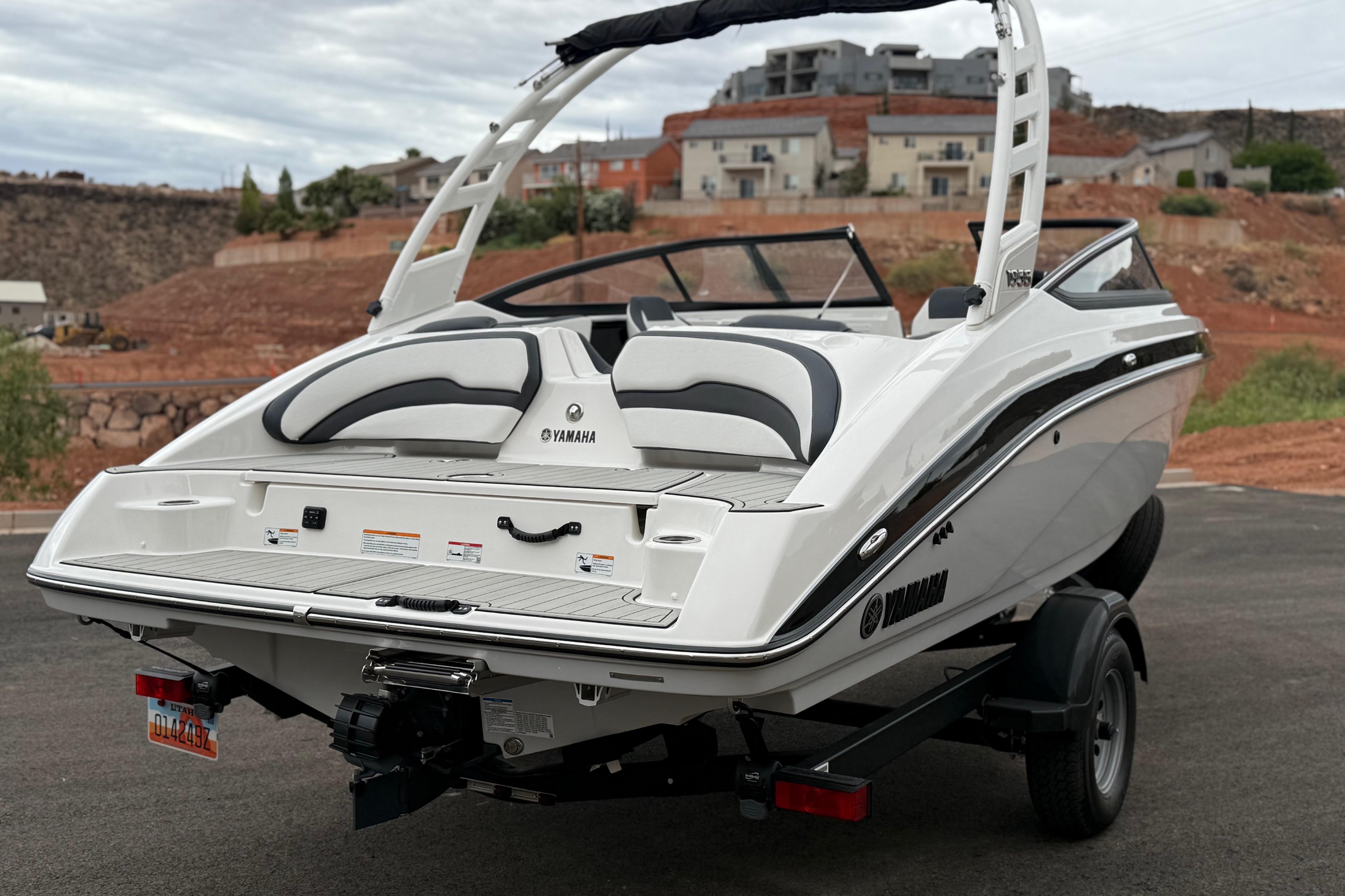 2025 Yamaha Boats 195S on trailer, sleek design, parked outdoors.