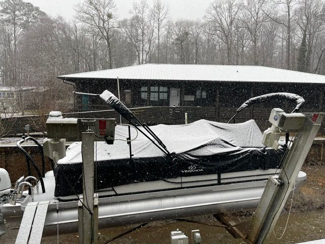 Veranda VR22RC boat in snow, 2021 model, on a boat lift.