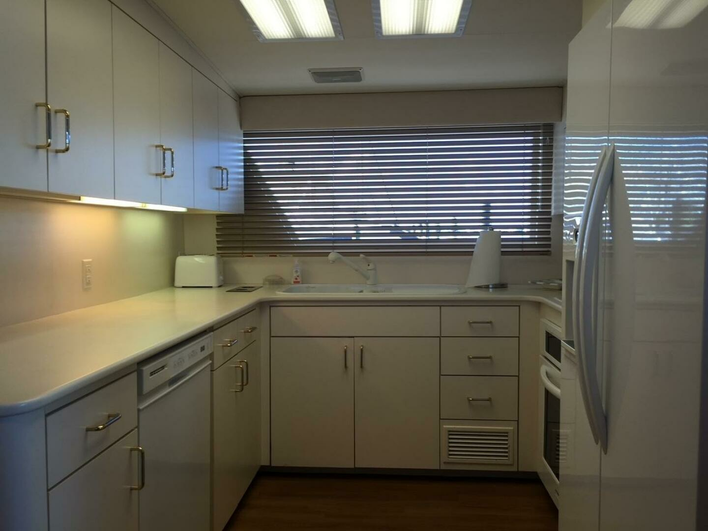 1994 Hatteras 70 Cockpit Motor Yacht - Image 34