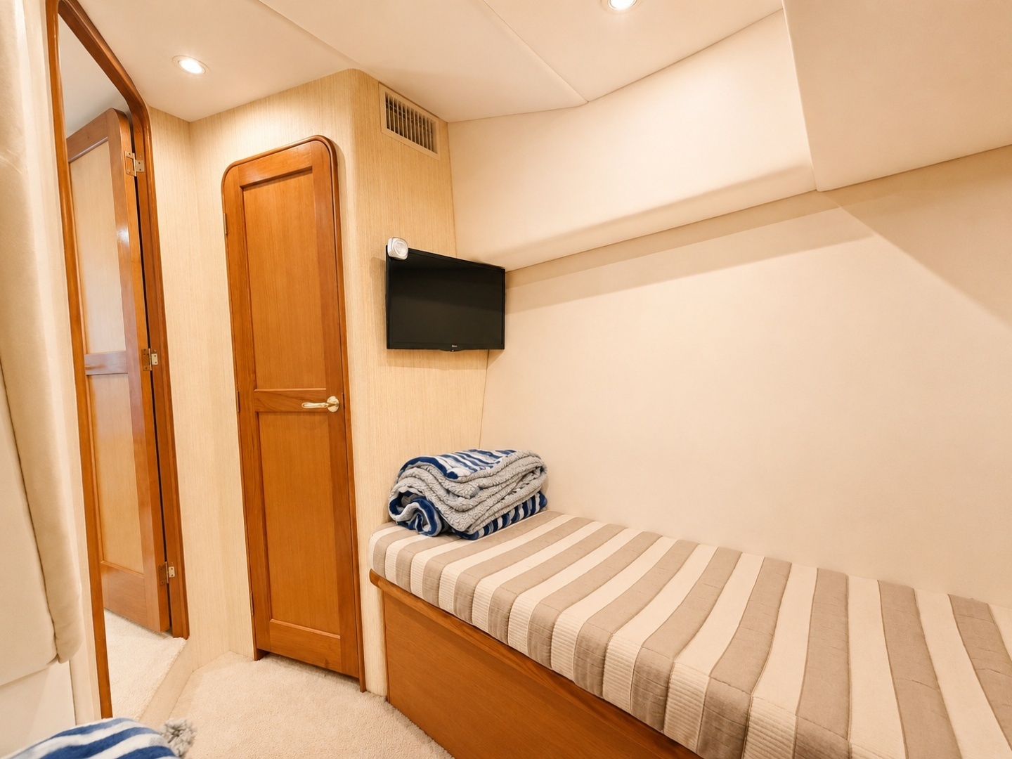 2004 Ocean Yachts 50 Convertible - Image 26
