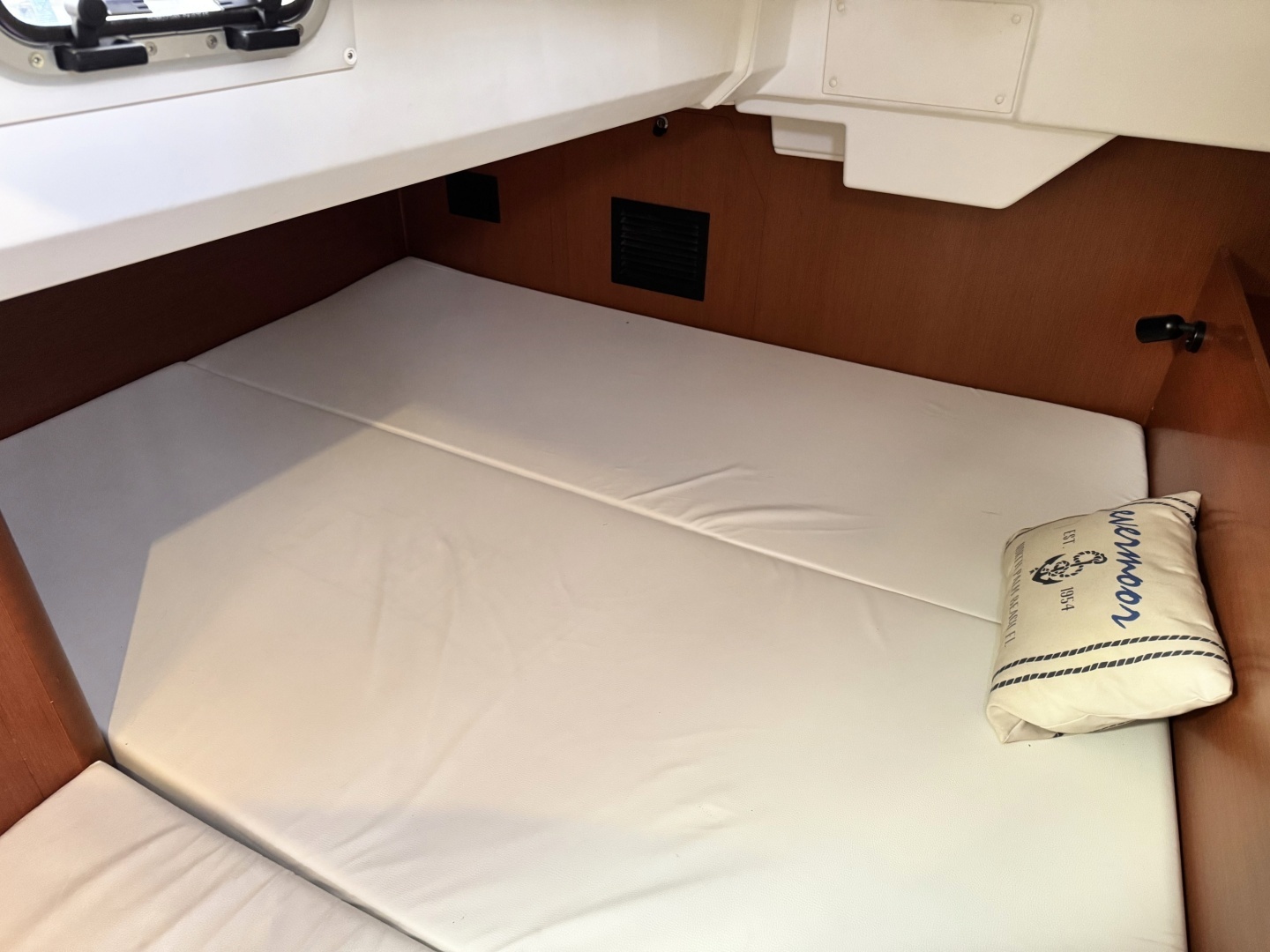 2016 Beneteau 38 - Image 19