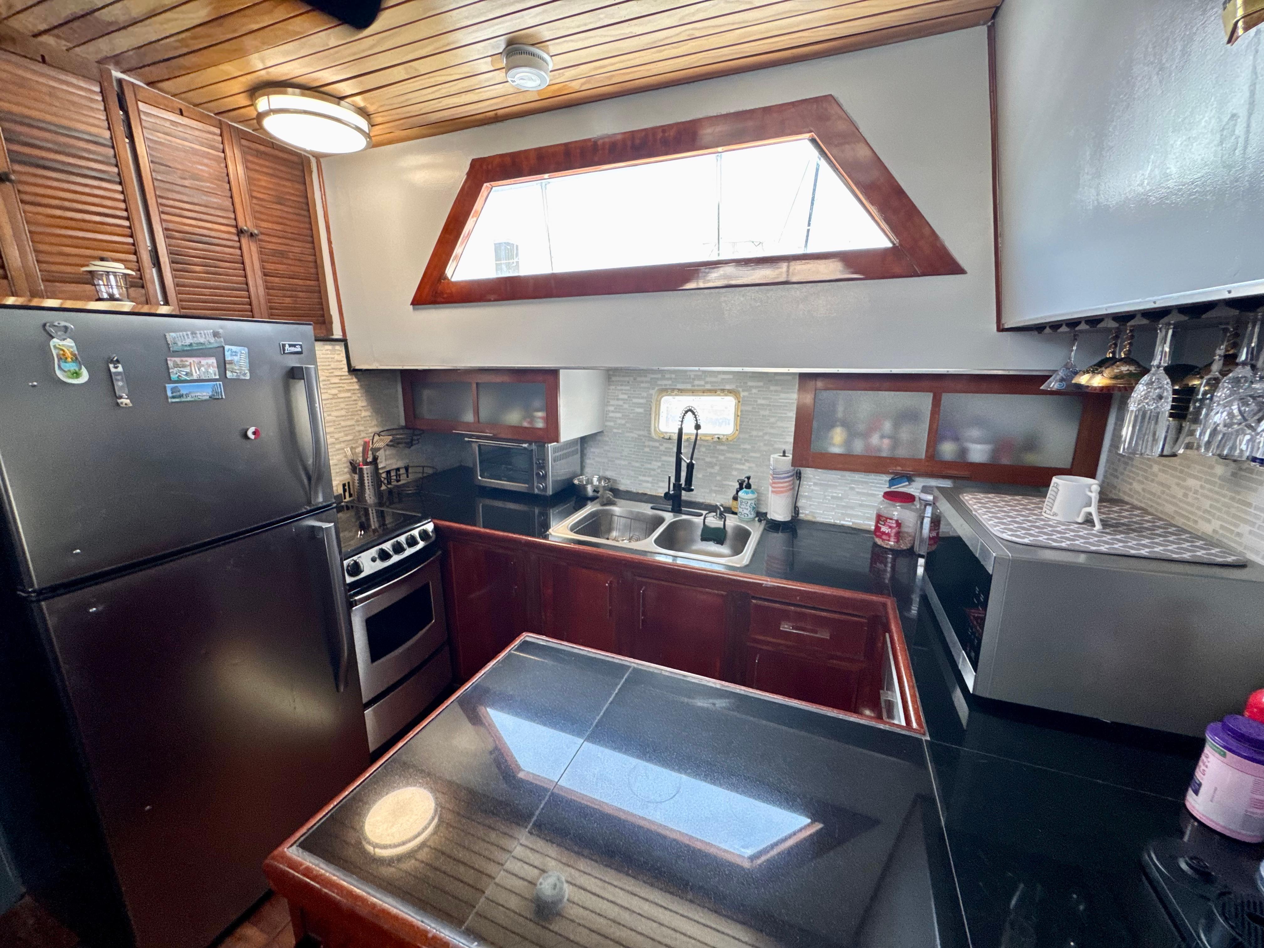 1971 Custom Superior Motor Yacht 64 - 61