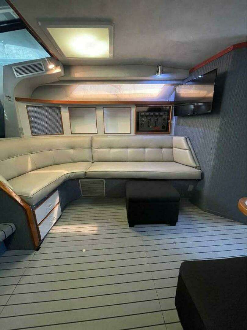 1989 Sea Ray 390 Express Cruiser - Image 6