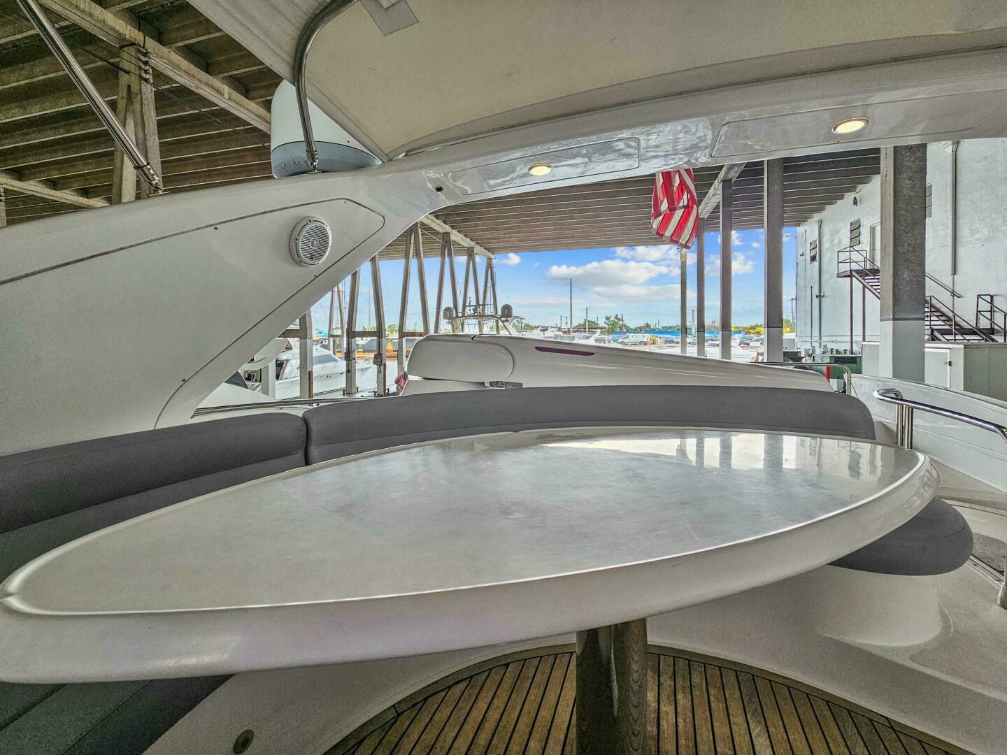2005 Azimut 55 flybridge - Image 13