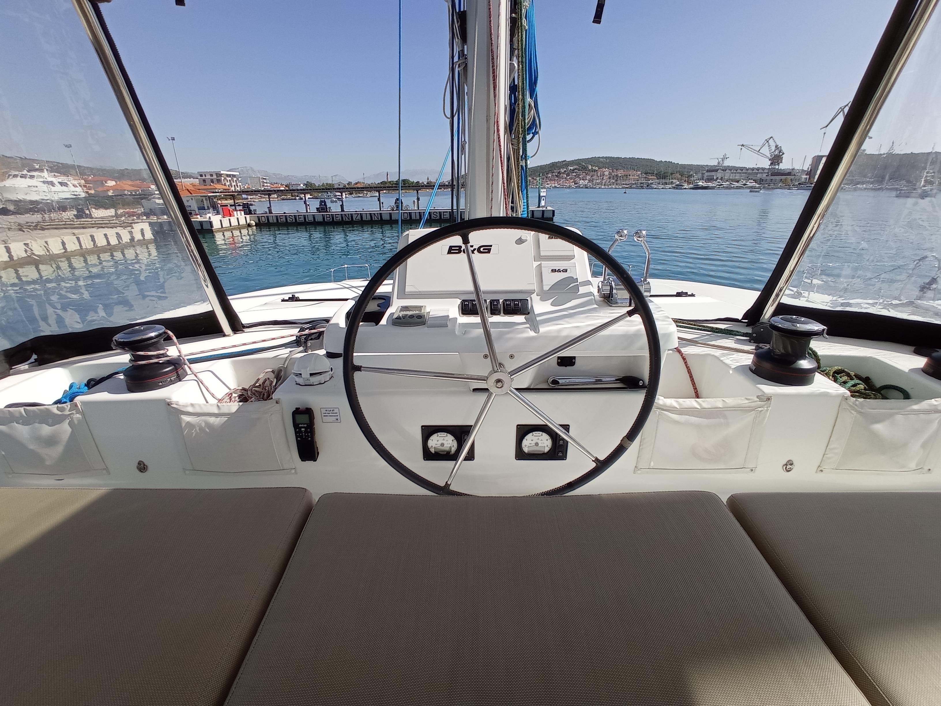 Vi La Ut - Flybridge & Helm View