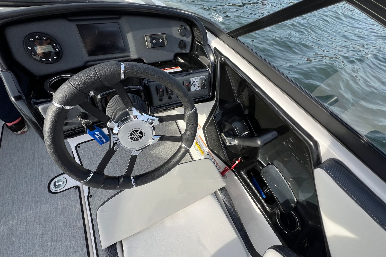 2025 Yamaha Boats AR195 - 15