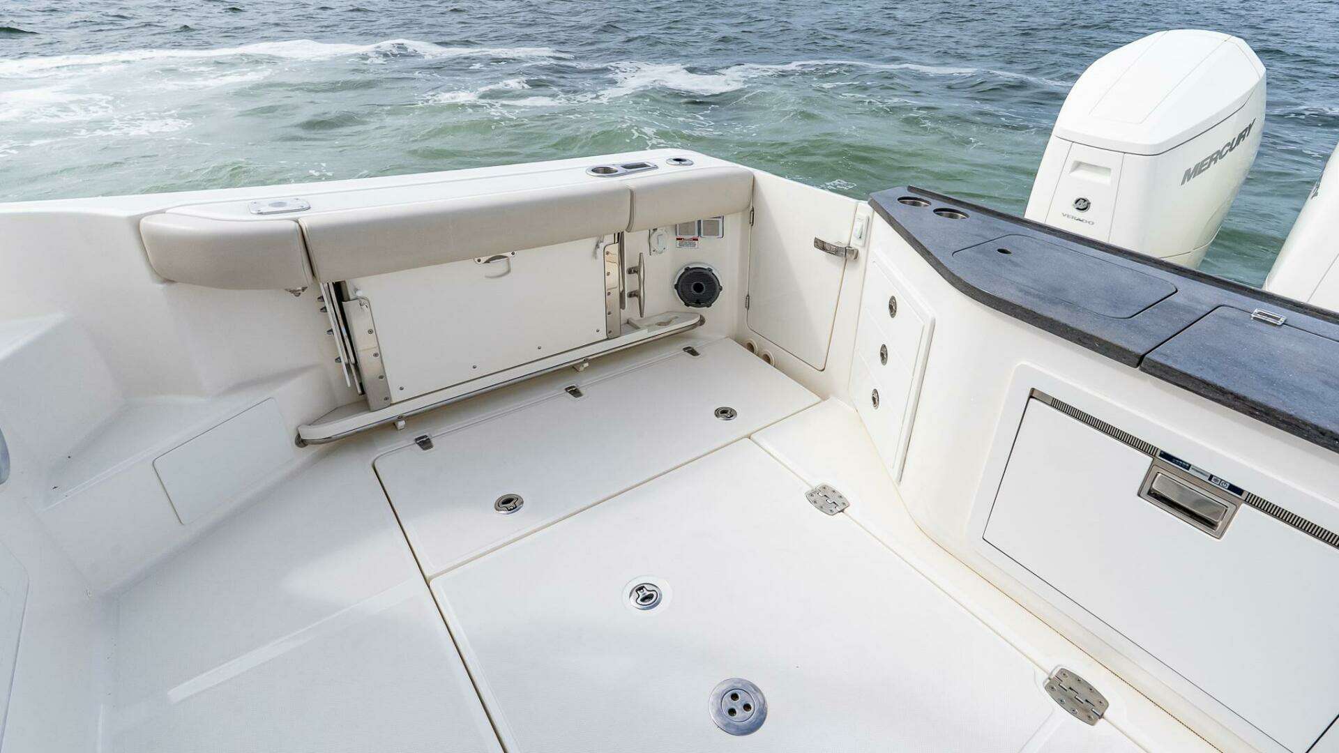 2024 Boston Whaler 405 Conquest - Image 20
