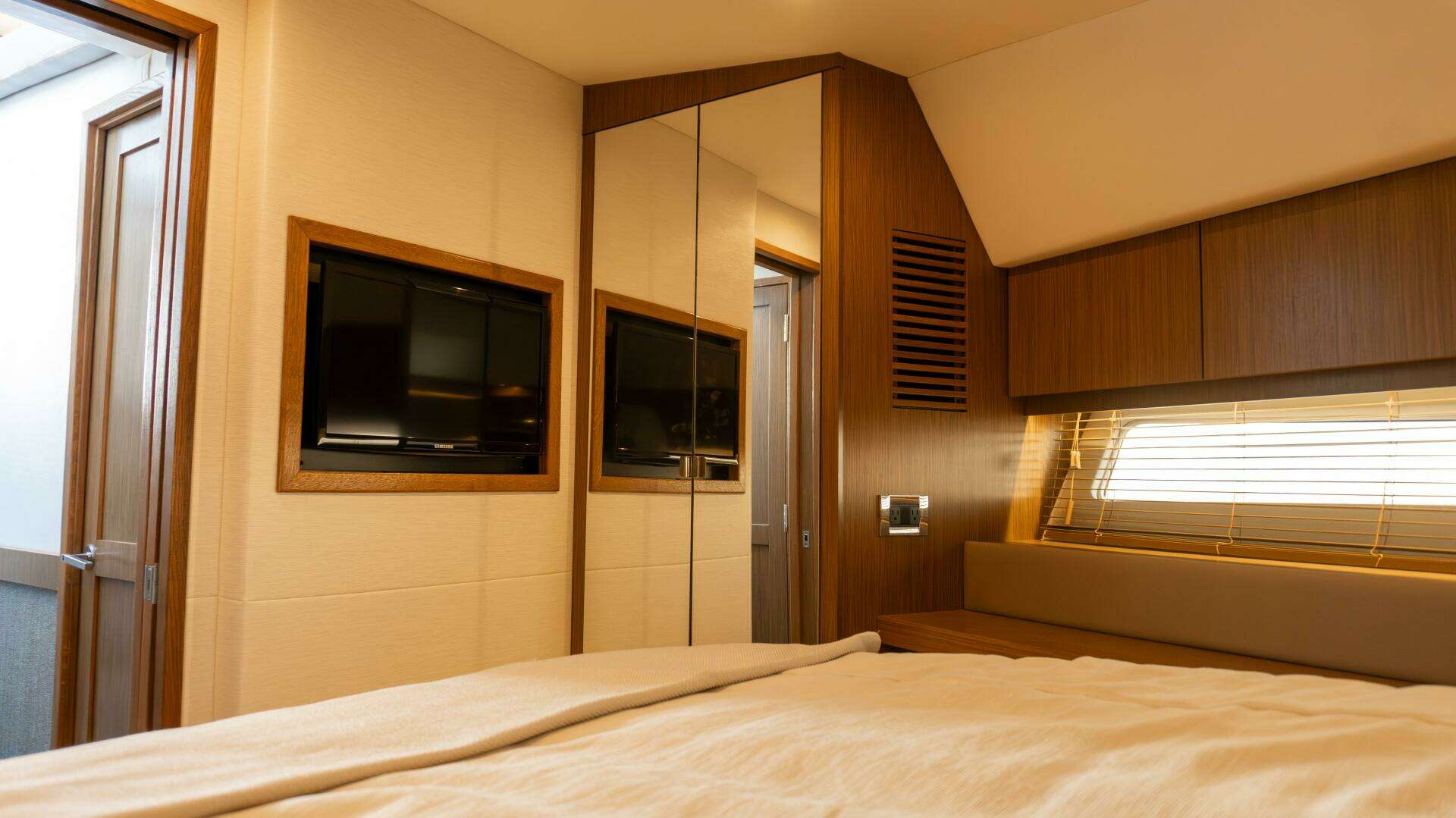 2017 Sea Ray 51 Flybridge - Image 13