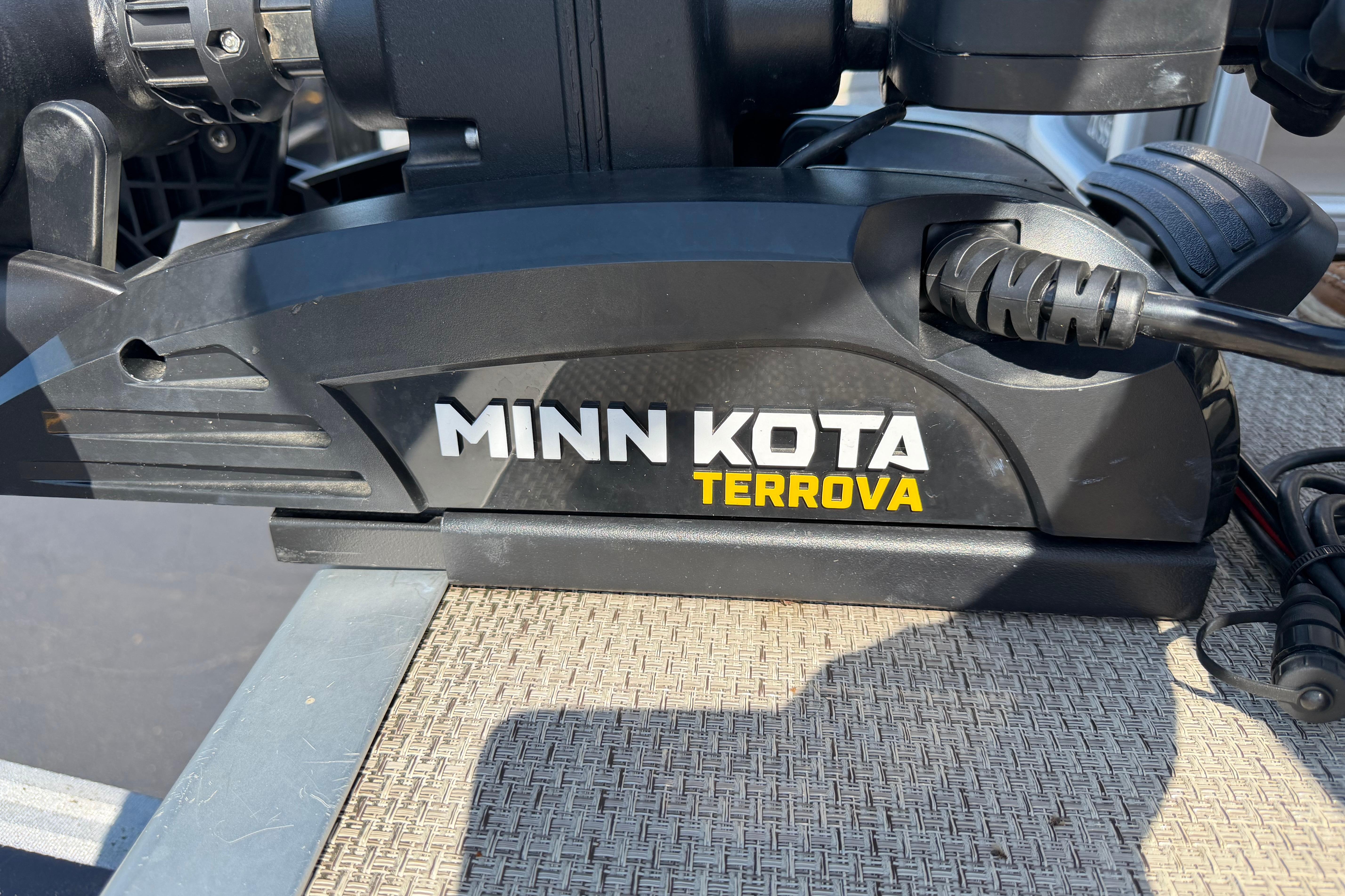 Minn Kota Terrova motor on 2018 Bennington 21 SF boat deck.
