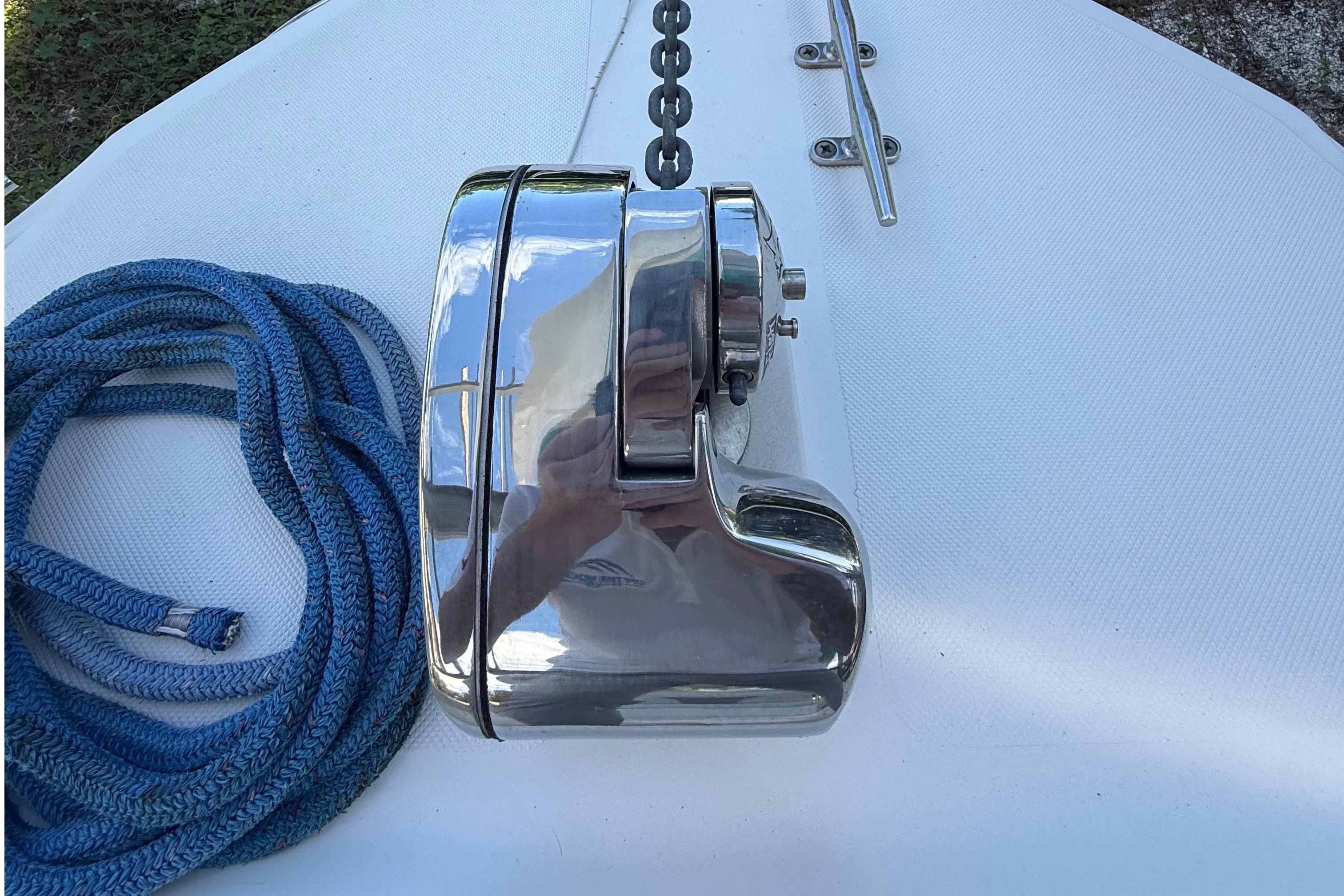 Chrome winch and blue rope on 2008 Century 2901 Center Console boat deck.